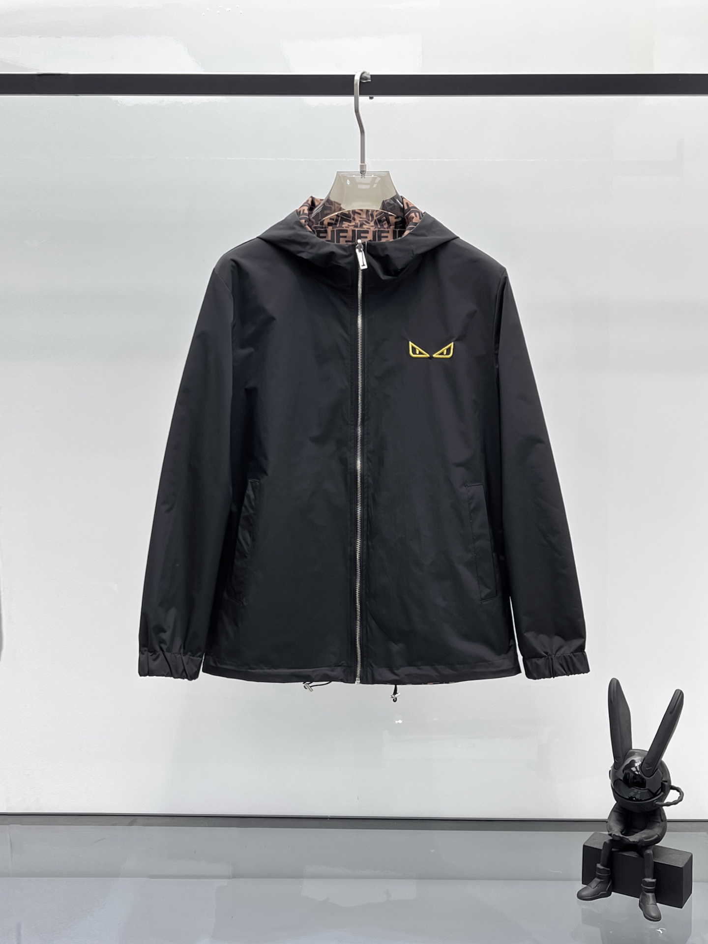 NO:525085,Fendi 2025 autumn new jacket jacket, the new product on the show is perfect, comfortable and warm, the three standards are complete in color and full and attractive, and the very outstanding design easily advances the sense of fashion, the workmanship is extremely exquisite and rigorous, and the wiring is neat and meticulous!  A masterpiece of a big-name designer!  The upper body doesn't look bloated and super handsome!  Spot code M ~ 3XL,,fendi,jackets & coats,jackets & coats,alexander wang19860909芬迪 2025秋季新款夹克外套,秀场新品品相非常完美,舒适保暖,三标齐全色泽饱满诱人,非常出彩的设计,轻松将时髦感进阶,做工极为考究严谨,走线工整细致！大牌设计师巨作！上身不显臃肿、超级帅气！现货码数M ～ 3XL,,fendi,jackets & coats,jackets & coats,alexander wang,Men's clothing