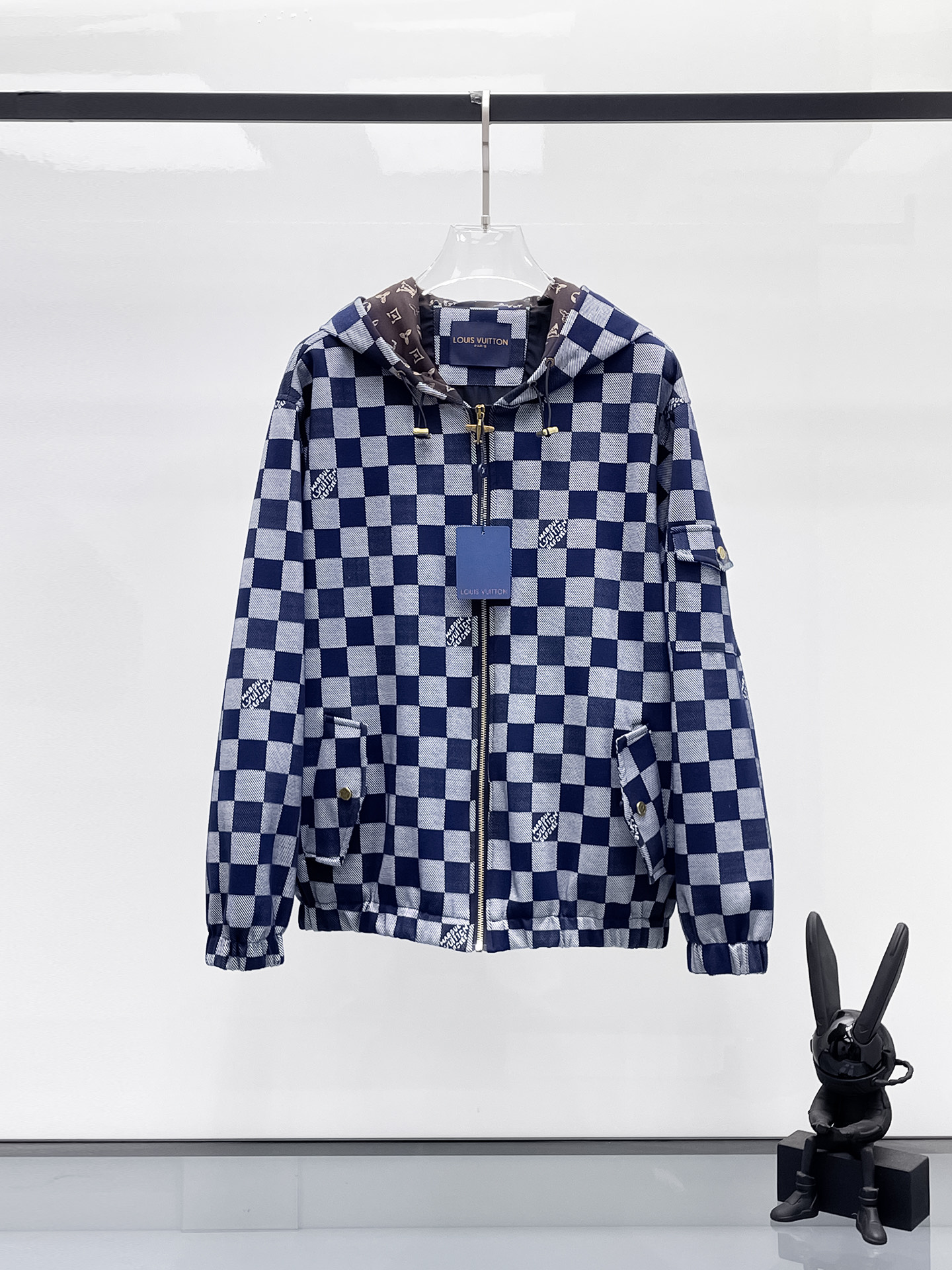 NO:525077,Lv 2025 autumn new jacket jacket, the new product on the show is perfect, comfortable and warm, the three standards are complete in color and full and attractive, and the very outstanding design easily advances the sense of fashion, the workmanship is extremely exquisite and rigorous, and the wiring is neat and meticulous!  A masterpiece of a big-name designer!  The upper body doesn't look bloated and super handsome!  Spot code M ~ 3XL,,louis vuitton,jackets & coats,jackets & coats,alexander wang19860909Lv 2025秋季新款夹克外套,秀场新品品相非常完美,舒适保暖,三标齐全色泽饱满诱人,非常出彩的设计,轻松将时髦感进阶,做工极为考究严谨,走线工整细致！大牌设计师巨作！上身不显臃肿、超级帅气！现货码数M ～ 3XL,,louis vuitton,jackets & coats,jackets & coats,alexander wang,Men's clothing