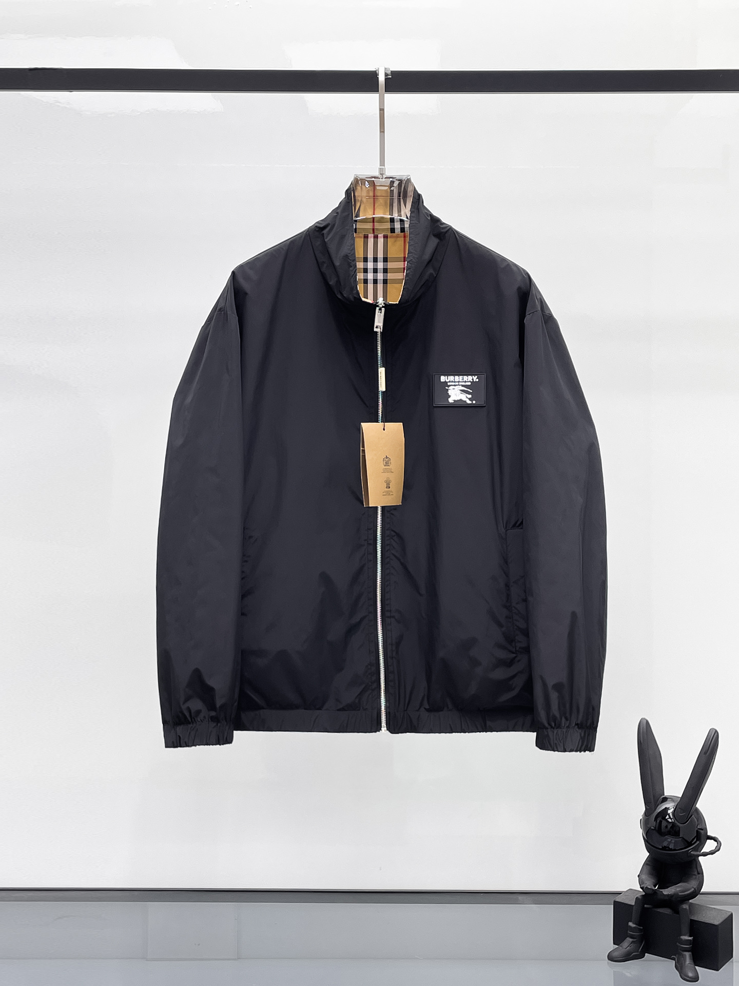 NO:525083,Burberry's 2025 autumn new jacket jacket, the new product on the show is perfect, comfortable and warm, the three-standard complete colors and full and attractive, and the very outstanding design easily advances the sense of fashion, the workmanship is extremely exquisite and rigorous, and the wiring is neat and meticulous!  A masterpiece of a big-name designer!  The upper body doesn't look bloated and super handsome!  Spot code M ~ 3XL, burberry, jackets & coats, jackets & coats, alexander wang19860909巴宝莉 2025秋季新款夹克外套,秀场新品品相非常完美,舒适保暖,三标齐全色泽饱满诱人,非常出彩的设计,轻松将时髦感进阶,做工极为考究严谨,走线工整细致！大牌设计师巨作！上身不显臃肿、超级帅气！现货码数M ～ 3XL,,burberry,jackets & coats,jackets & coats,alexander wang,Men's clothing