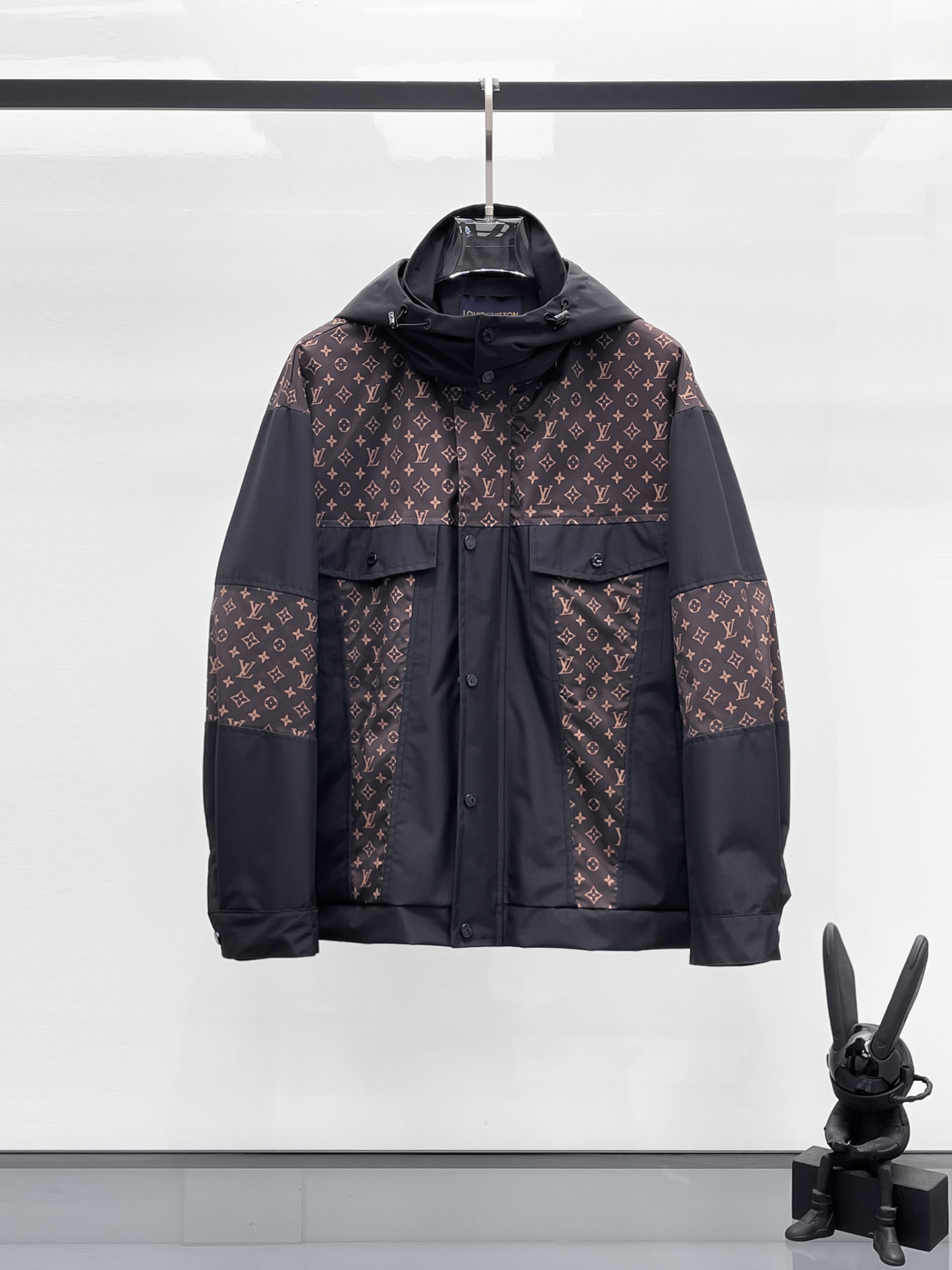 NO:525086,Lv 2025 autumn new jacket jacket, the new product on the show is perfect, comfortable and warm, the three standards are complete in color and full and attractive, and the very outstanding design easily advances the sense of fashion, the workmanship is extremely exquisite and rigorous, and the wiring is neat and meticulous!  A masterpiece of a big-name designer!  The upper body doesn't look bloated and super handsome!  Spot code M ~ 3XL,,louis vuitton,jackets & coats,jackets & coats,alexander wang19860909Lv 2025秋季新款夹克外套,秀场新品品相非常完美,舒适保暖,三标齐全色泽饱满诱人,非常出彩的设计,轻松将时髦感进阶,做工极为考究严谨,走线工整细致！大牌设计师巨作！上身不显臃肿、超级帅气！现货码数M ～ 3XL,,louis vuitton,jackets & coats,jackets & coats,alexander wang,Men's clothing