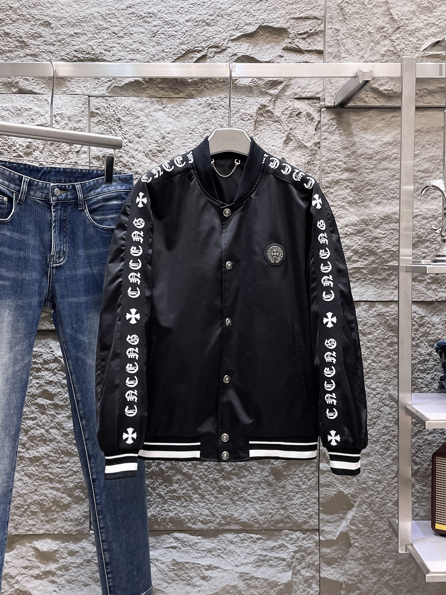 NO:525073,Crowxin 2025 autumn new jacket jacket, the new product on the show is perfect, comfortable and warm, the three standards are complete in color and full and attractive, and the very outstanding design easily advances the sense of fashion, the workmanship is extremely exquisite and rigorous, and the wiring is neat and meticulous!  A masterpiece of a big-name designer!  The upper body doesn't look bloated and super handsome!  Spot code M ~ 3XL, chrome hearts, jackets & coats, jackets & coats, alexander wang19860909克罗心 2025秋季新款夹克外套,秀场新品品相非常完美,舒适保暖,三标齐全色泽饱满诱人,非常出彩的设计,轻松将时髦感进阶,做工极为考究严谨,走线工整细致！大牌设计师巨作！上身不显臃肿、超级帅气！现货码数M ～ 3XL,,chrome hearts,jackets & coats,jackets & coats,alexander wang,Men's clothing