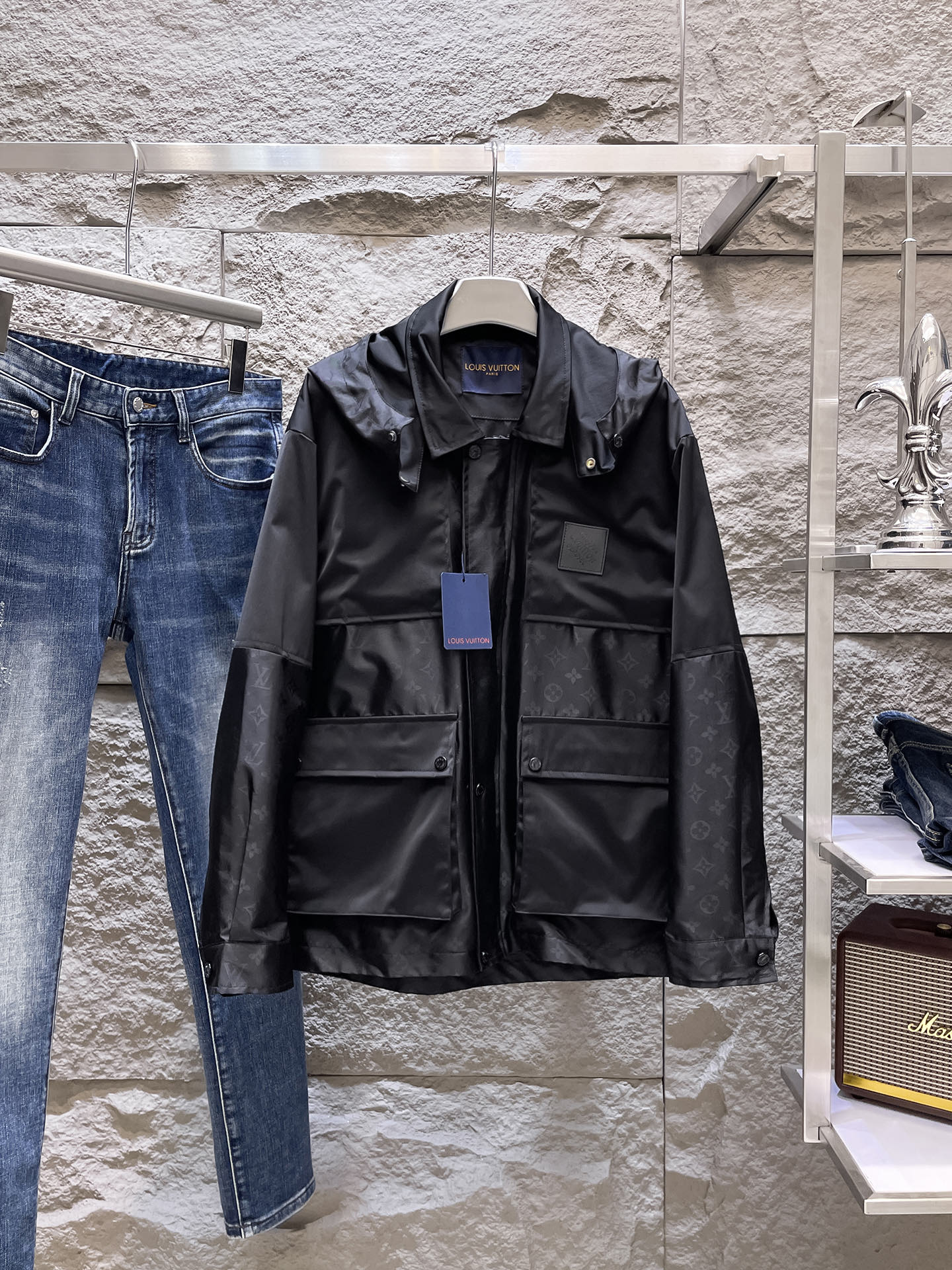 NO:525070,Lv2025 autumn new jacket jacket, the new product on the show is perfect, comfortable and warm, the three standards are complete in color and full and attractive, and the very outstanding design easily advances the sense of fashion. The workmanship is extremely exquisite and rigorous, and the wiring is neat and meticulous!  A masterpiece of a big-name designer!  The upper body doesn't look bloated and super handsome!  Spot code M ~ 3XL,,louis vuitton,jackets & coats,jackets & coats,alexander wang19860909Lv2025秋季新款夹克外套,秀场新品品相非常完美,舒适保暖,三标齐全色泽饱满诱人,非常出彩的设计,轻松将时髦感进阶,做工极为考究严谨,走线工整细致！大牌设计师巨作！上身不显臃肿、超级帅气！现货码数M ～ 3XL,,louis vuitton,jackets & coats,jackets & coats,alexander wang,Men's clothing