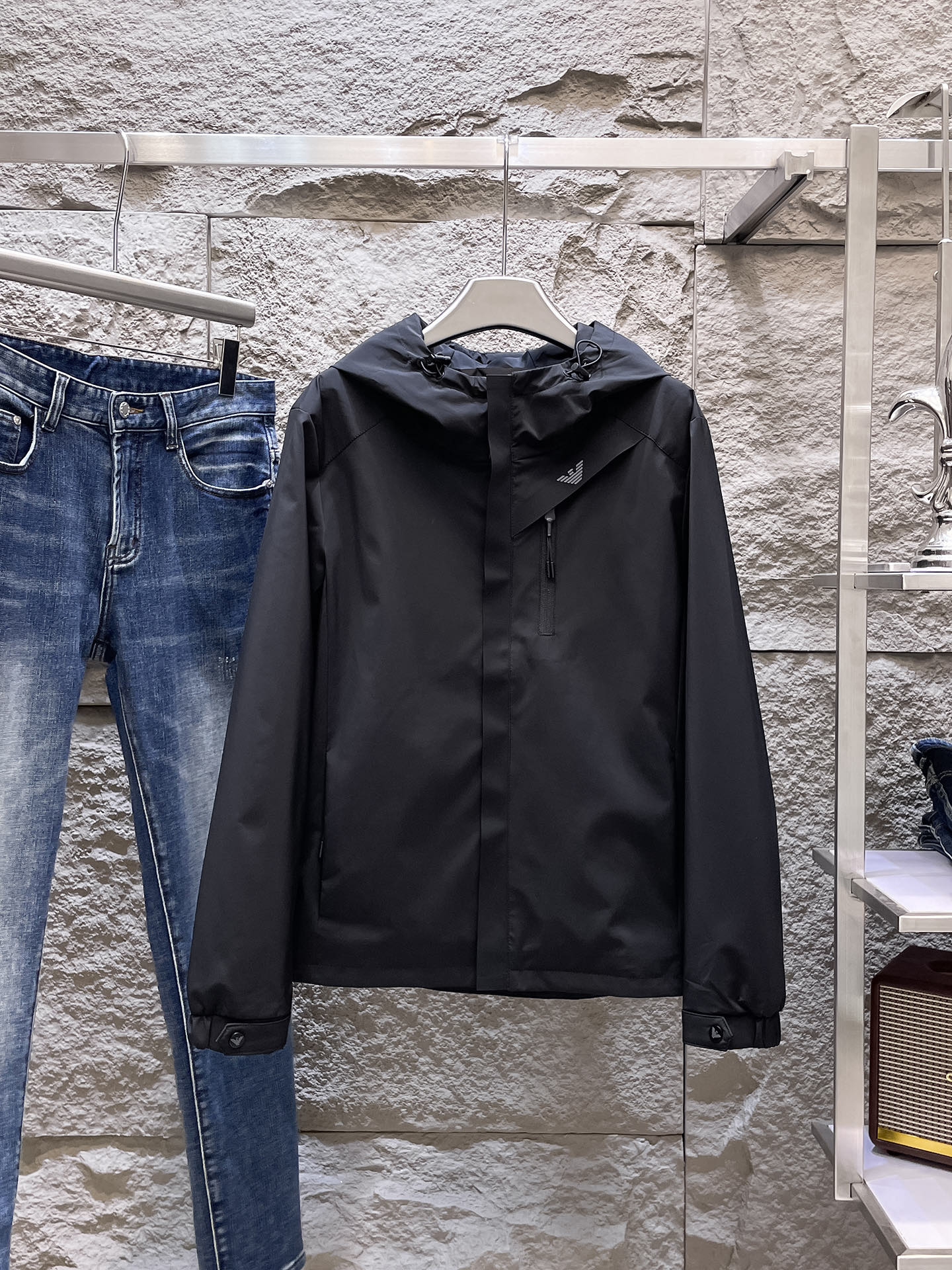 NO:525067,Armani 2025 autumn new jacket jacket, the new product on the show is perfect, comfortable and warm, the three standards are complete in color and full and attractive, and the very outstanding design easily advances the sense of fashion, the workmanship is extremely exquisite and rigorous, and the wiring is neat and meticulous!  A masterpiece of a big-name designer!  The upper body doesn't look bloated and super handsome!  Spot code M ~ 3XL,,armani,jackets & coats,jackets & coats,alexander wang19860909阿玛尼 2025秋季新款夹克外套,秀场新品品相非常完美,舒适保暖,三标齐全色泽饱满诱人,非常出彩的设计,轻松将时髦感进阶,做工极为考究严谨,走线工整细致！大牌设计师巨作！上身不显臃肿、超级帅气！现货码数M ～ 3XL,,armani,jackets & coats,jackets & coats,alexander wang,Men's clothing