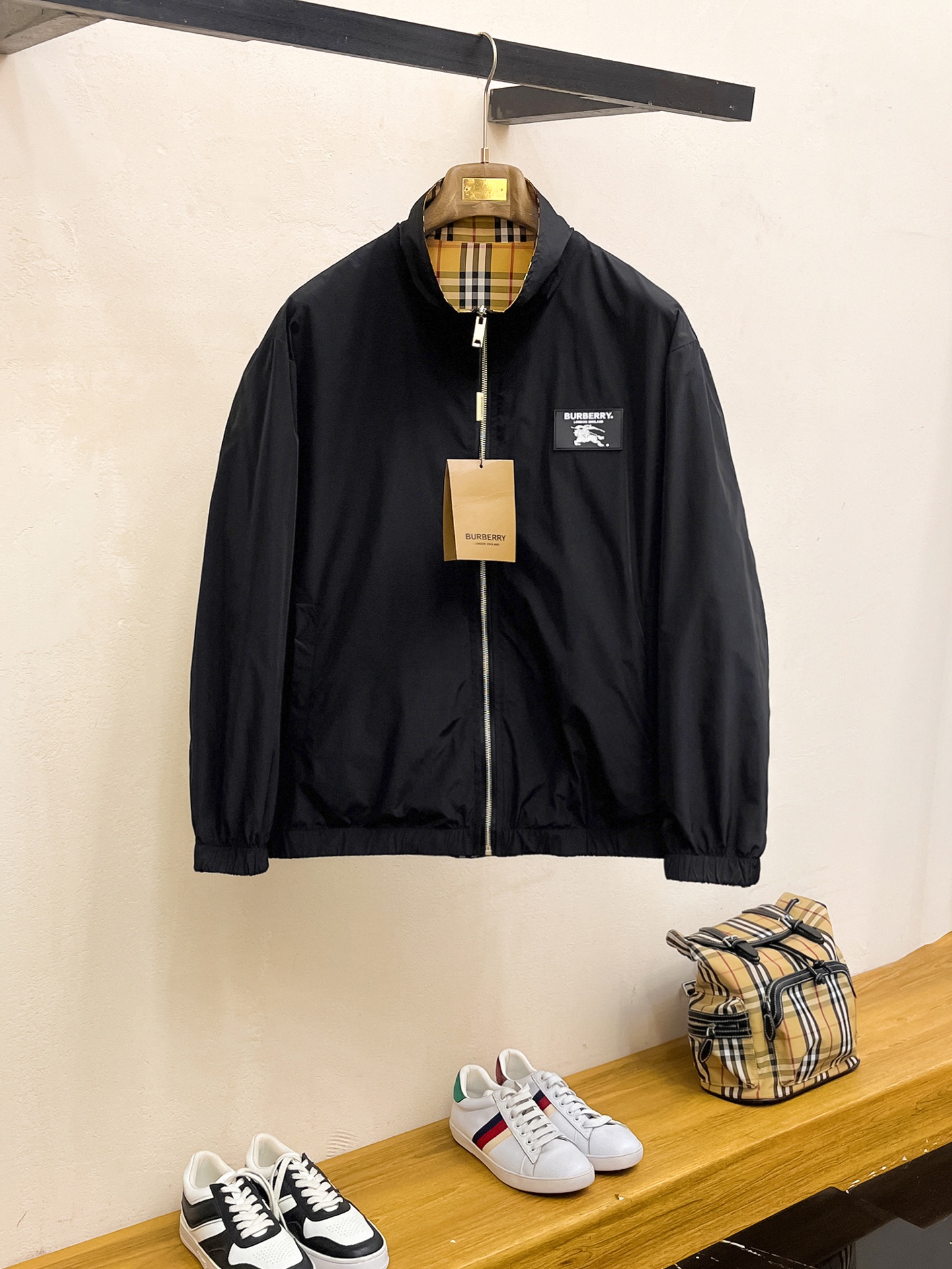 NO:523004,Burberry's new spring jacket for 2025, the new product on the show is perfect, comfortable and warm, the three-standard complete colors and full and attractive, and the very outstanding design easily advances the sense of fashion. The workmanship is extremely exquisite and rigorous, and the wiring is neat and meticulous!  A masterpiece of a big-name designer!  The upper body doesn't look bloated and super handsome!  Spot code M ~ XXXL,,burberry,jackets & coats,jackets & coats,alexander wang19860909巴宝莉 2025春季新款夹克外套,秀场新品品相非常完美,舒适保暖,三标齐全色泽饱满诱人,非常出彩的设计,轻松将时髦感进阶,做工极为考究严谨,走线工整细致！大牌设计师巨作！上身不显臃肿、超级帅气！现货码数M ～ XXXL,,burberry,jackets & coats,jackets & coats,alexander wang,Men's clothing