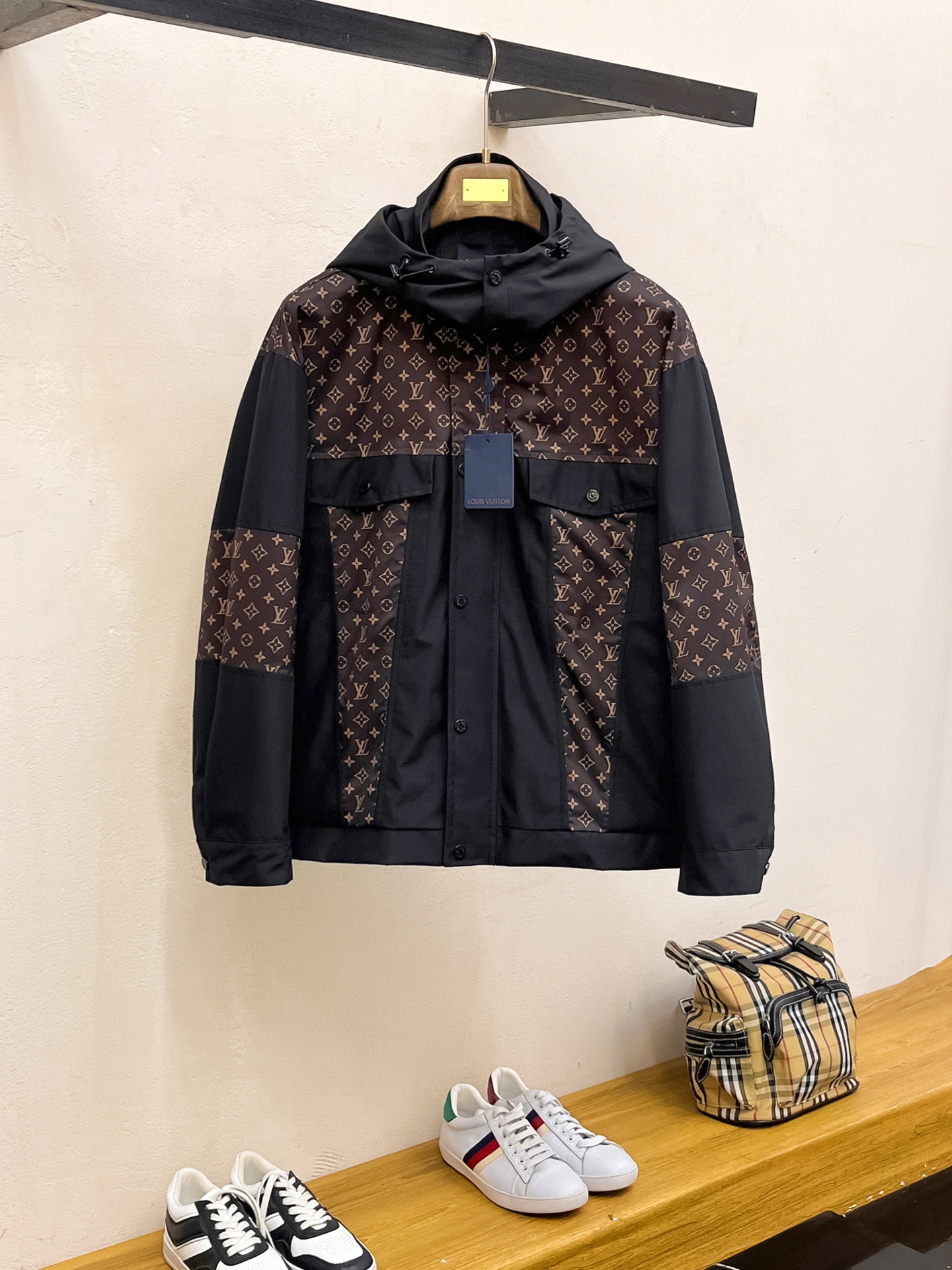 NO:523007,Lv 2025 spring new jacket jacket, the new product on the show is perfect, comfortable and warm, the three standards are complete in color and full and attractive, and the very outstanding design easily advances the sense of fashion, the workmanship is extremely exquisite and rigorous, and the wiring is neat and meticulous!  A masterpiece of a big-name designer!  The upper body doesn't look bloated and super handsome!  Spot code M ~ XXXL,,louis vuitton,jackets & coats,jackets & coats,alexander wang19860909Lv 2025春季新款夹克外套,秀场新品品相非常完美,舒适保暖,三标齐全色泽饱满诱人,非常出彩的设计,轻松将时髦感进阶,做工极为考究严谨,走线工整细致！大牌设计师巨作！上身不显臃肿、超级帅气！现货码数M ～ XXXL,,louis vuitton,jackets & coats,jackets & coats,alexander wang,Men's clothing