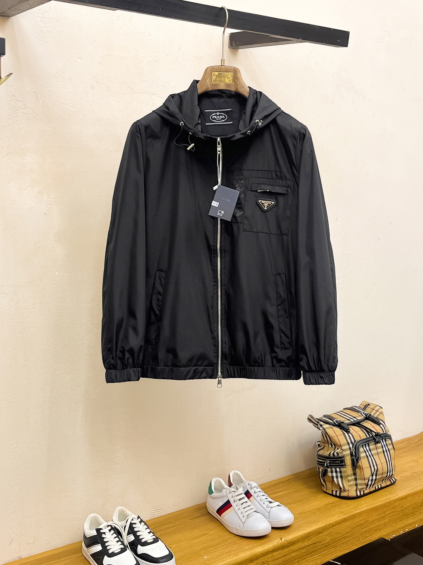 NO:523010,Prada's new spring jacket 2025, the new product on the show is perfect, comfortable and warm, the three standards have a complete color and full and attractive color, and the very outstanding design easily advances the sense of fashion, the workmanship is extremely exquisite and rigorous, and the wiring is neat and meticulous!  A masterpiece of a big-name designer!  The upper body doesn't look bloated and super handsome!  Spot code M ~ XXXL,,prada,jackets & coats,jackets & coats,alexander wang19860909普拉达 2025春季新款夹克外套,秀场新品品相非常完美,舒适保暖,三标齐全色泽饱满诱人,非常出彩的设计,轻松将时髦感进阶,做工极为考究严谨,走线工整细致！大牌设计师巨作！上身不显臃肿、超级帅气！现货码数M ～ XXXL,,prada,jackets & coats,jackets & coats,alexander wang,Men's clothing