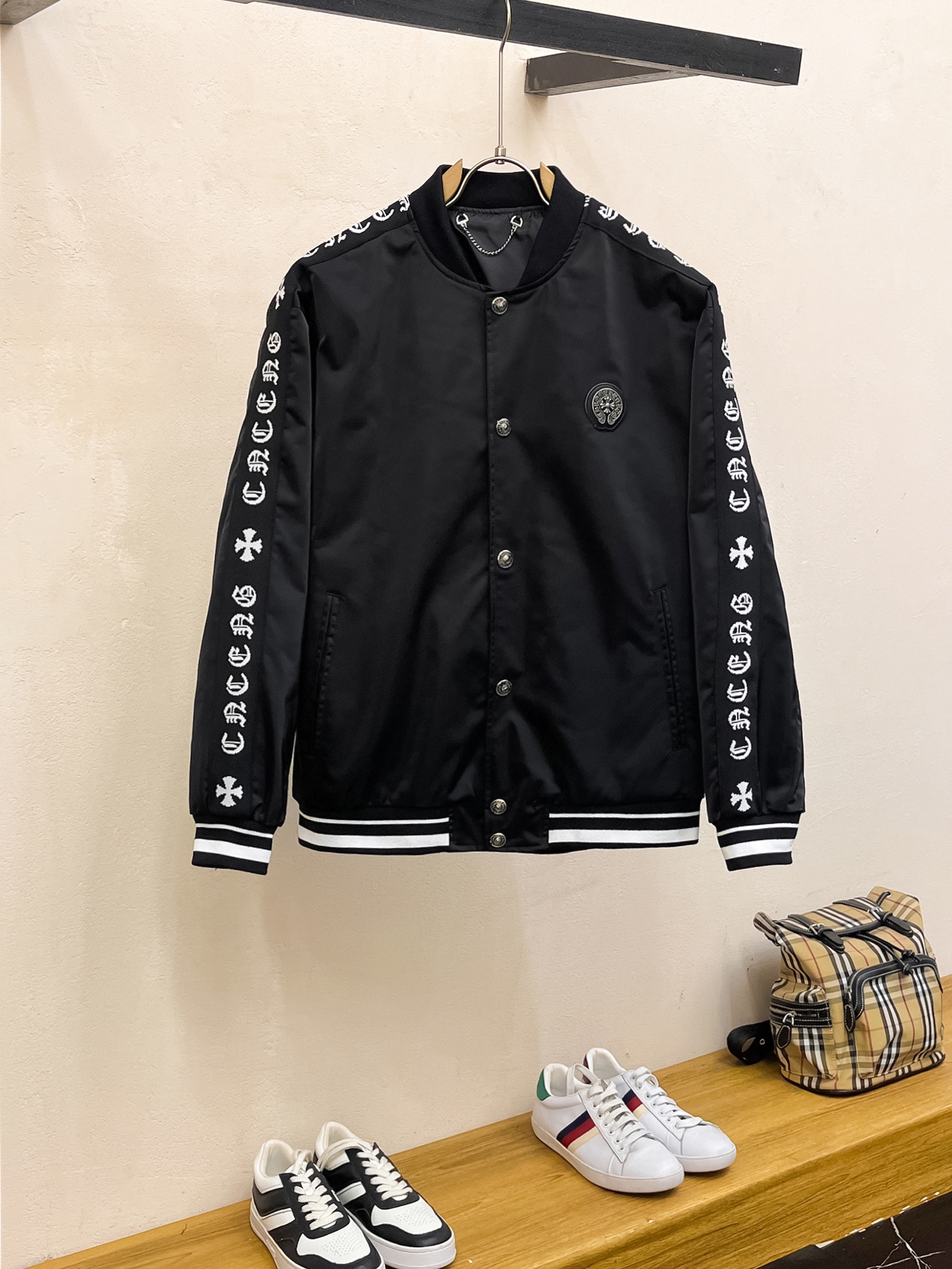 NO:523009,Croxin 2025 spring new men's jacket, original single three-standard full high-end version!  Customized fabrics for counters are breathable and comfortable, with impeccable details, brand elements design concept, professional purchasing level reflects high quality. The feel is delicate and soft!  It is casually cut, with a great upper body style!  Code number M~XXXL, chrome hearts, jackets & coats, jackets & coats, alexander wang19860909克罗心 2025春季新款男士夹克外套,原单三标齐全高端版本！专柜定制面料 透气舒适度高,细节无可挑剔,品牌元素设计理念,专业代购级体现高品质.手感细腻柔软！呈现休闲裁剪,上身版型超赞！码数M～XXXL,,chrome hearts,jackets & coats,jackets & coats,alexander wang,Men's clothing