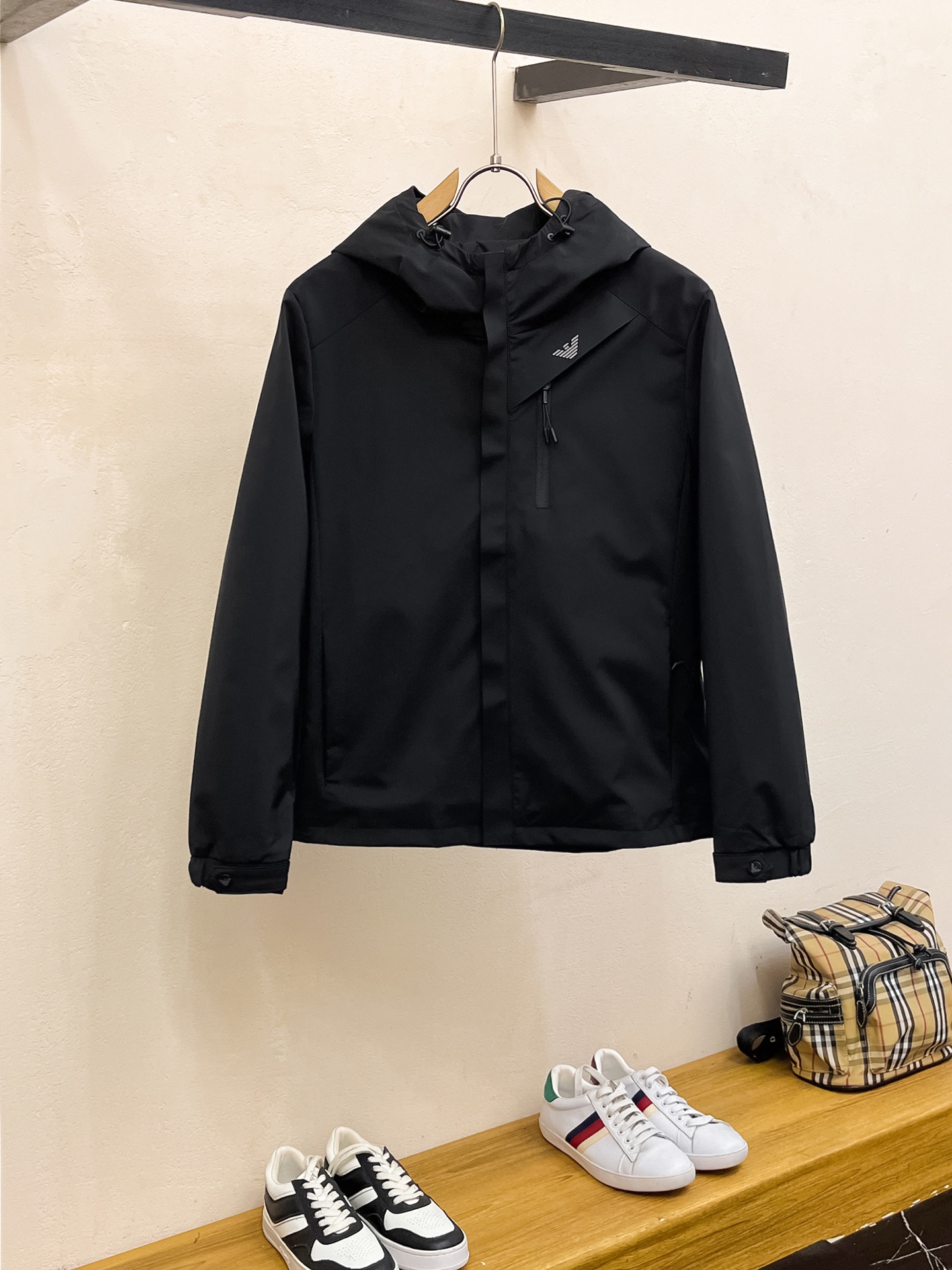 NO:523012,Armani Spring 2025 new men's jacket, original single three-standard full high-end version!  Customized fabrics for counters are breathable and comfortable, with impeccable details, brand elements design concept, professional purchasing level reflects high quality. The feel is delicate and soft!  It is casually cut, with a great upper body style!  Code number M~XXXL,,armani,jackets & coats,jackets & coats,alexander wang19860909阿玛尼 2025春季新款男士夹克外套,原单三标齐全高端版本！专柜定制面料 透气舒适度高,细节无可挑剔,品牌元素设计理念,专业代购级体现高品质.手感细腻柔软！呈现休闲裁剪,上身版型超赞！码数M～XXXL,,armani,jackets & coats,jackets & coats,alexander wang,Men's clothing