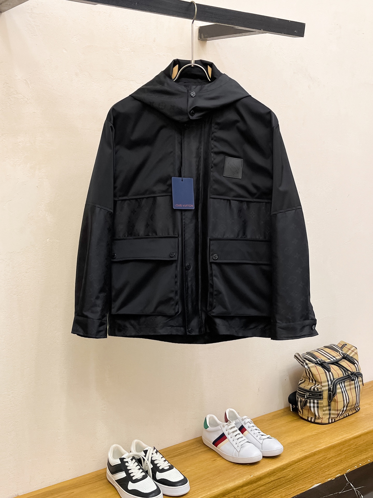 NO:523015,Lv 2025 spring new men's jacket, original single three-standard full high-end version!  Customized fabrics for counters are breathable and comfortable, with impeccable details, brand elements design concept, professional purchasing level reflects high quality. The feel is delicate and soft!  It is casually cut, with a great upper body style!  Number of codes M~XXXL, louis vuitton,jackets & coats,jackets & coats,alexander wang19860909Lv 2025春季新款男士夹克外套,原单三标齐全高端版本！专柜定制面料 透气舒适度高,细节无可挑剔,品牌元素设计理念,专业代购级体现高品质.手感细腻柔软！呈现休闲裁剪,上身版型超赞！码数M～XXXL,,louis vuitton,jackets & coats,jackets & coats,alexander wang,Men's clothing