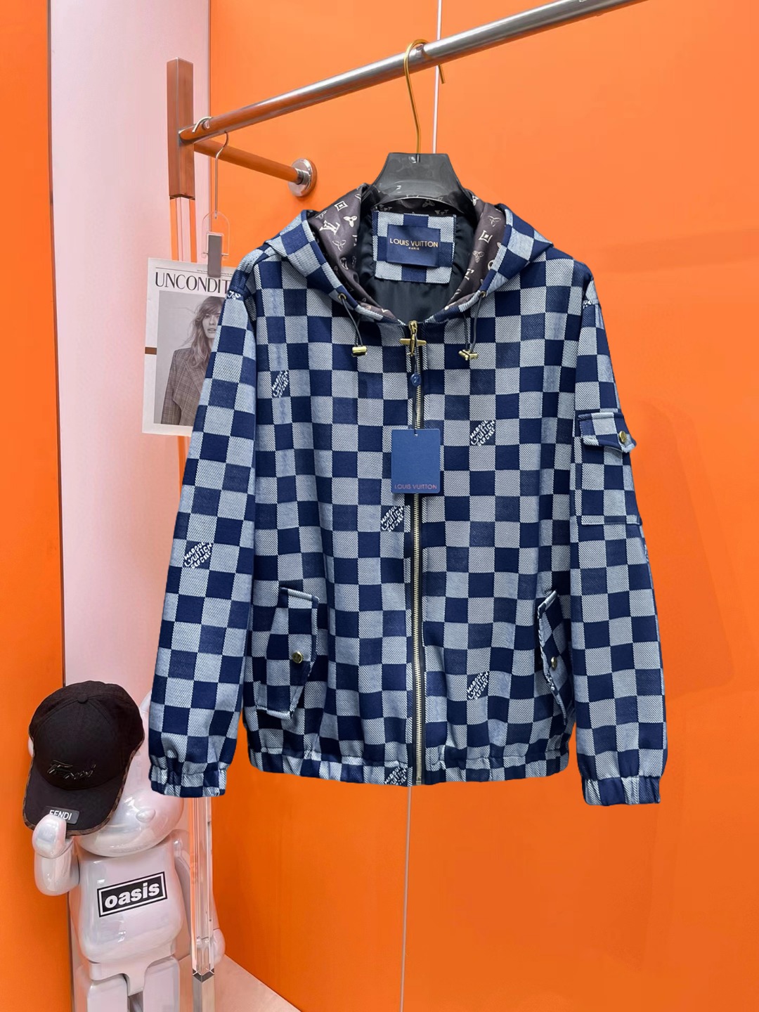 NO:540984,Lv 2025 autumn new jacket jacket, the new product on the show is perfect, comfortable and warm, the three standards are complete in color and full and attractive, and the very outstanding design easily advances the sense of fashion, the workmanship is extremely exquisite and rigorous, and the wiring is neat and meticulous!  A masterpiece of a big-name designer!  The upper body doesn't look bloated and super handsome!  Spot code M ~ XXXL,,louis vuitton,jackets & coats,jackets & coats,alexander wang19860909Lv 2025秋季新款夹克外套,秀场新品品相非常完美,舒适保暖,三标齐全色泽饱满诱人,非常出彩的设计,轻松将时髦感进阶,做工极为考究严谨,走线工整细致！大牌设计师巨作！上身不显臃肿、超级帅气！现货码数M ～ XXXL,,louis vuitton,jackets & coats,jackets & coats,alexander wang,Men's clothing