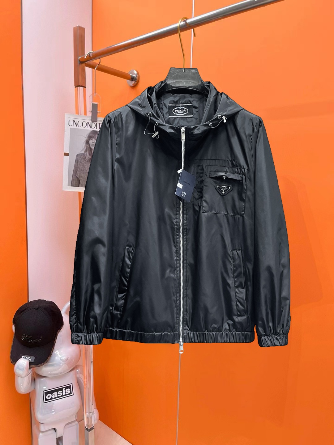 NO:540982,Prada 2025 autumn new jacket jacket, the new product on the show is perfect, comfortable and warm, the three standards are complete in color and full and attractive, and the very outstanding design easily advances the sense of fashion. The workmanship is extremely exquisite and rigorous, and the wiring is neat and meticulous!  A masterpiece of a big-name designer!  The upper body doesn't look bloated and super handsome!  Spot code M ~ XXXL,,prada,jackets & coats,jackets & coats,alexander wang19860909普拉达 2025秋季新款夹克外套,秀场新品品相非常完美,舒适保暖,三标齐全色泽饱满诱人,非常出彩的设计,轻松将时髦感进阶,做工极为考究严谨,走线工整细致！大牌设计师巨作！上身不显臃肿、超级帅气！现货码数M ～ XXXL,,prada,jackets & coats,jackets & coats,alexander wang,Men's clothing