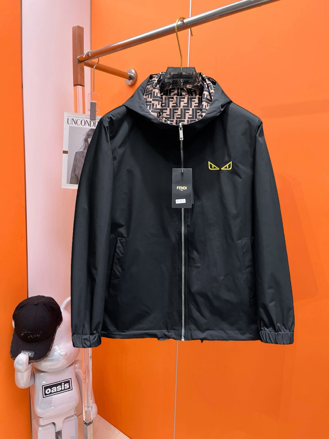 NO:540975,Fendi 2025 autumn new jacket jacket, the new product on the show is perfect, comfortable and warm, the three standards are complete in color and full and attractive, and the very outstanding design easily advances the sense of fashion, the workmanship is extremely exquisite and rigorous, and the wiring is neat and meticulous!  A masterpiece of a big-name designer!  The upper body doesn't look bloated and super handsome!  Spot code M ~ XXXL,,fendi,jackets & coats,jackets & coats,alexander wang19860909芬迪 2025秋季新款夹克外套,秀场新品品相非常完美,舒适保暖,三标齐全色泽饱满诱人,非常出彩的设计,轻松将时髦感进阶,做工极为考究严谨,走线工整细致！大牌设计师巨作！上身不显臃肿、超级帅气！现货码数M ～ XXXL,,fendi,jackets & coats,jackets & coats,alexander wang,Men's clothing