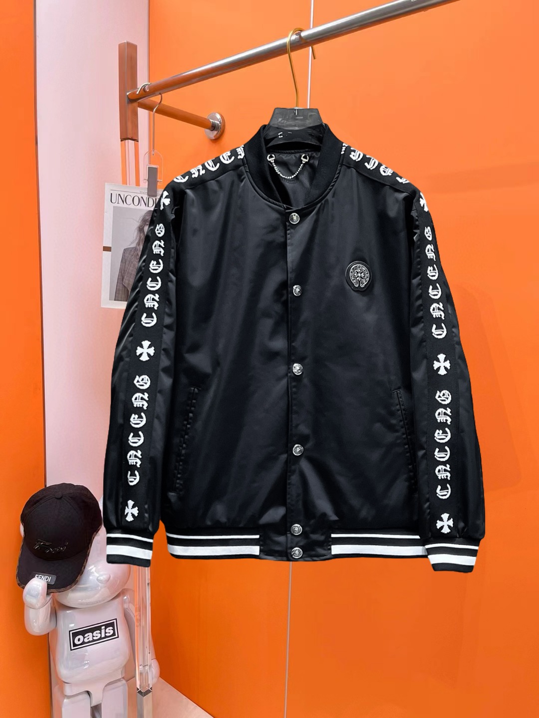 NO:540973,Crowxin 2025 autumn new jacket jacket, the new product on the show is perfect, comfortable and warm, the three standards are complete in color and full and attractive, and the very outstanding design easily advances the sense of fashion, the workmanship is extremely exquisite and rigorous, and the wiring is neat and meticulous!  A masterpiece of a big-name designer!  The upper body doesn't look bloated and super handsome!  Spot code M ~ XXXL,,chrome hearts,jackets & coats,jackets & coats,alexander wang19860909克罗心 2025秋季新款夹克外套,秀场新品品相非常完美,舒适保暖,三标齐全色泽饱满诱人,非常出彩的设计,轻松将时髦感进阶,做工极为考究严谨,走线工整细致！大牌设计师巨作！上身不显臃肿、超级帅气！现货码数M ～ XXXL,,chrome hearts,jackets & coats,jackets & coats,alexander wang,Men's clothing