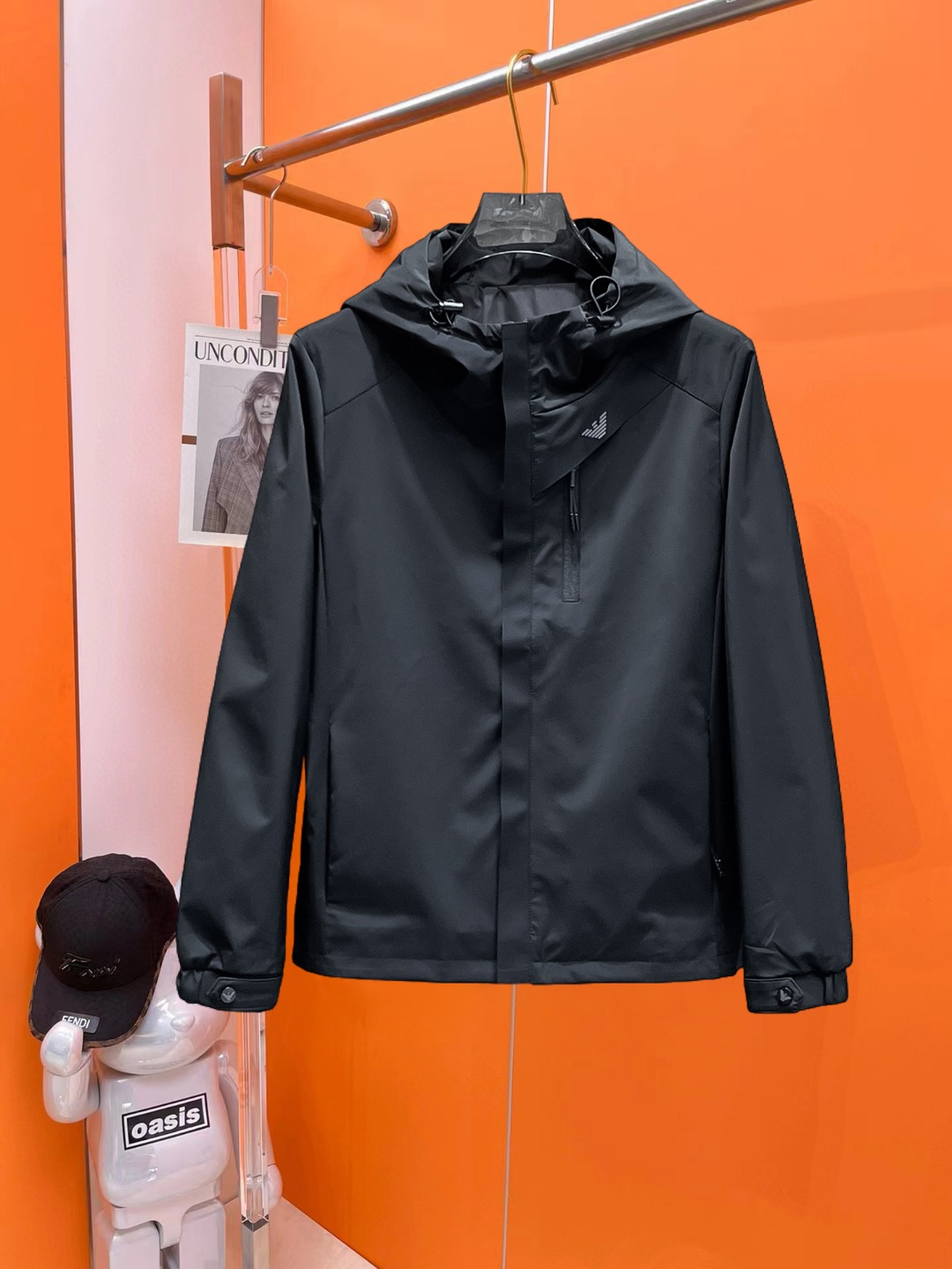 NO:540971,Armani 2025 autumn new jacket jacket, the new product on the show is perfect, comfortable and warm, the three standards are complete in color and full and attractive, and the very outstanding design easily advances the sense of fashion, the workmanship is extremely exquisite and rigorous, and the wiring is neat and meticulous!  A masterpiece of a big-name designer!  The upper body doesn't look bloated and super handsome!  Spot code M ~ XXXL,,armani,jackets & coats,jackets & coats,alexander wang19860909阿玛尼 2025秋季新款夹克外套,秀场新品品相非常完美,舒适保暖,三标齐全色泽饱满诱人,非常出彩的设计,轻松将时髦感进阶,做工极为考究严谨,走线工整细致！大牌设计师巨作！上身不显臃肿、超级帅气！现货码数M ～ XXXL,,armani,jackets & coats,jackets & coats,alexander wang,Men's clothing