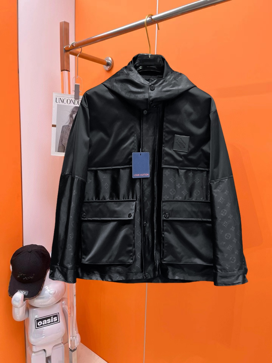 NO:540977,Lv 2025 autumn new jacket jacket, the new product on the show is perfect, comfortable and warm, the three standards are complete in color and full and attractive, and the very outstanding design easily advances the sense of fashion, the workmanship is extremely exquisite and rigorous, and the wiring is neat and meticulous!  A masterpiece of a big-name designer!  The upper body doesn't look bloated and super handsome!  Spot code M ~ XXXL,,louis vuitton,jackets & coats,jackets & coats,alexander wang19860909Lv 2025秋季新款夹克外套,秀场新品品相非常完美,舒适保暖,三标齐全色泽饱满诱人,非常出彩的设计,轻松将时髦感进阶,做工极为考究严谨,走线工整细致！大牌设计师巨作！上身不显臃肿、超级帅气！现货码数M ～ XXXL,,louis vuitton,jackets & coats,jackets & coats,alexander wang,Men's clothing