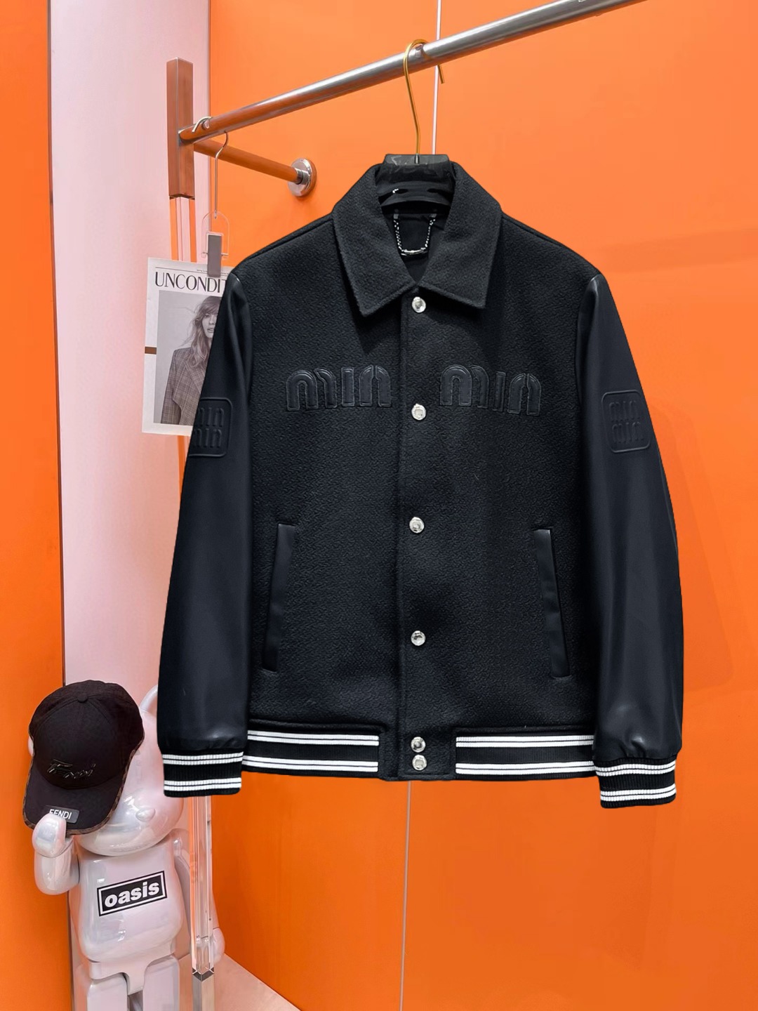 NO:540981,miumiu 2025 autumn new jacket jacket, the new product on the show is perfect, comfortable and warm, the three standards have a complete color and full and attractive color, and the very outstanding design easily advances the sense of fashion, the workmanship is extremely exquisite and rigorous, and the wiring is neat and meticulous!  A masterpiece of a big-name designer!  The upper body doesn't look bloated and super handsome!  Spot code M ~ XXXL,,miumiu,jackets & coats,jackets & coats,alexander wang19860909miumiu 缪缪 2025秋季新款夹克外套,秀场新品品相非常完美,舒适保暖,三标齐全色泽饱满诱人,非常出彩的设计,轻松将时髦感进阶,做工极为考究严谨,走线工整细致！大牌设计师巨作！上身不显臃肿、超级帅气！现货码数M ～ XXXL,,miumiu,jackets & coats,jackets & coats,alexander wang,Men's clothing