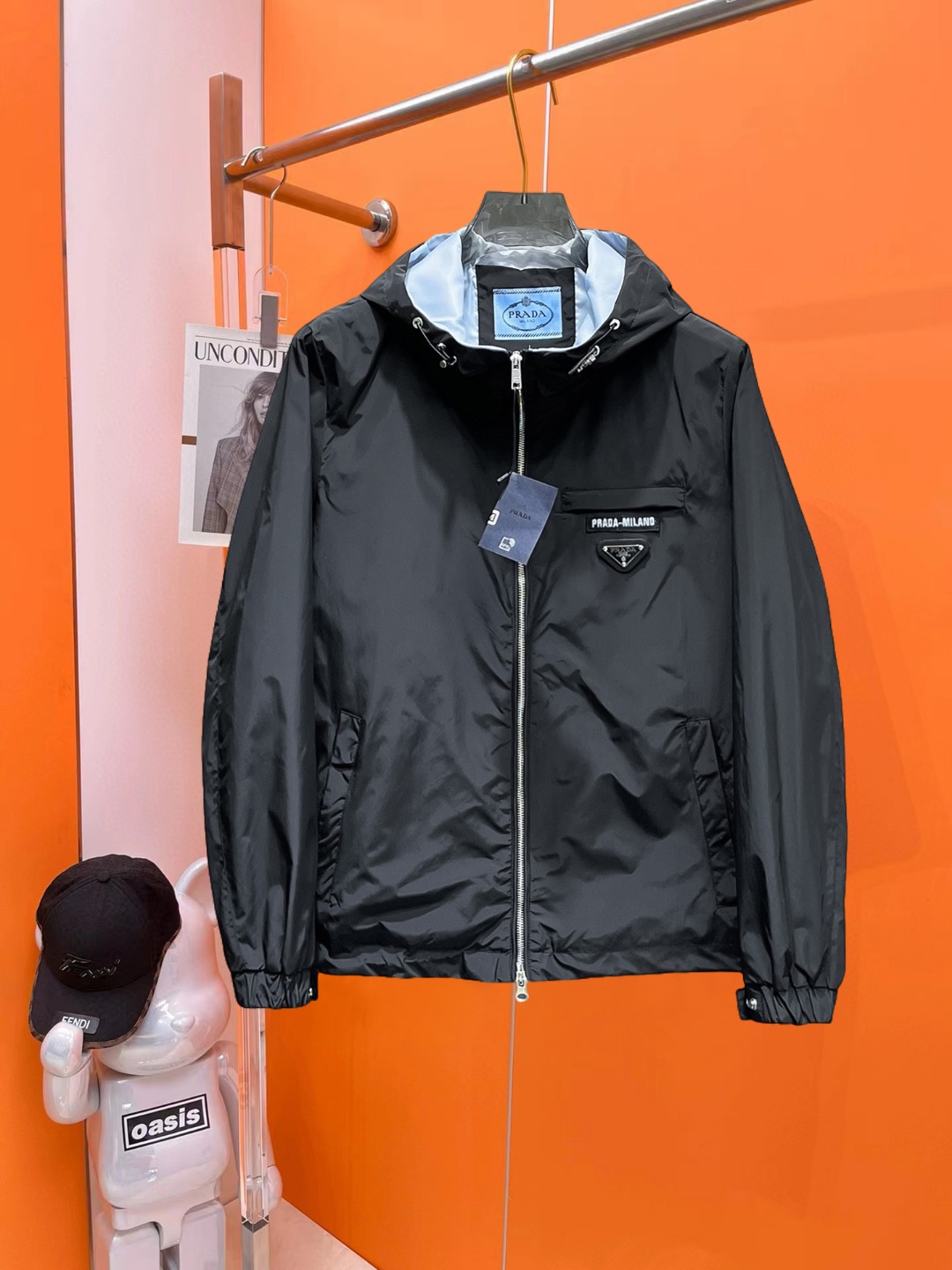 NO:540983,Prada 2025 autumn new jacket jacket, the new product on the show is perfect, comfortable and warm, the three standards are complete in color and full and attractive, and the very outstanding design easily advances the sense of fashion. The workmanship is extremely exquisite and rigorous, and the wiring is neat and meticulous!  A masterpiece of a big-name designer!  The upper body doesn't look bloated and super handsome!  Spot code M ~ XXXL,,prada,jackets & coats,jackets & coats,alexander wang19860909普拉达 2025秋季新款夹克外套,秀场新品品相非常完美,舒适保暖,三标齐全色泽饱满诱人,非常出彩的设计,轻松将时髦感进阶,做工极为考究严谨,走线工整细致！大牌设计师巨作！上身不显臃肿、超级帅气！现货码数M ～ XXXL,,prada,jackets & coats,jackets & coats,alexander wang,Men's clothing