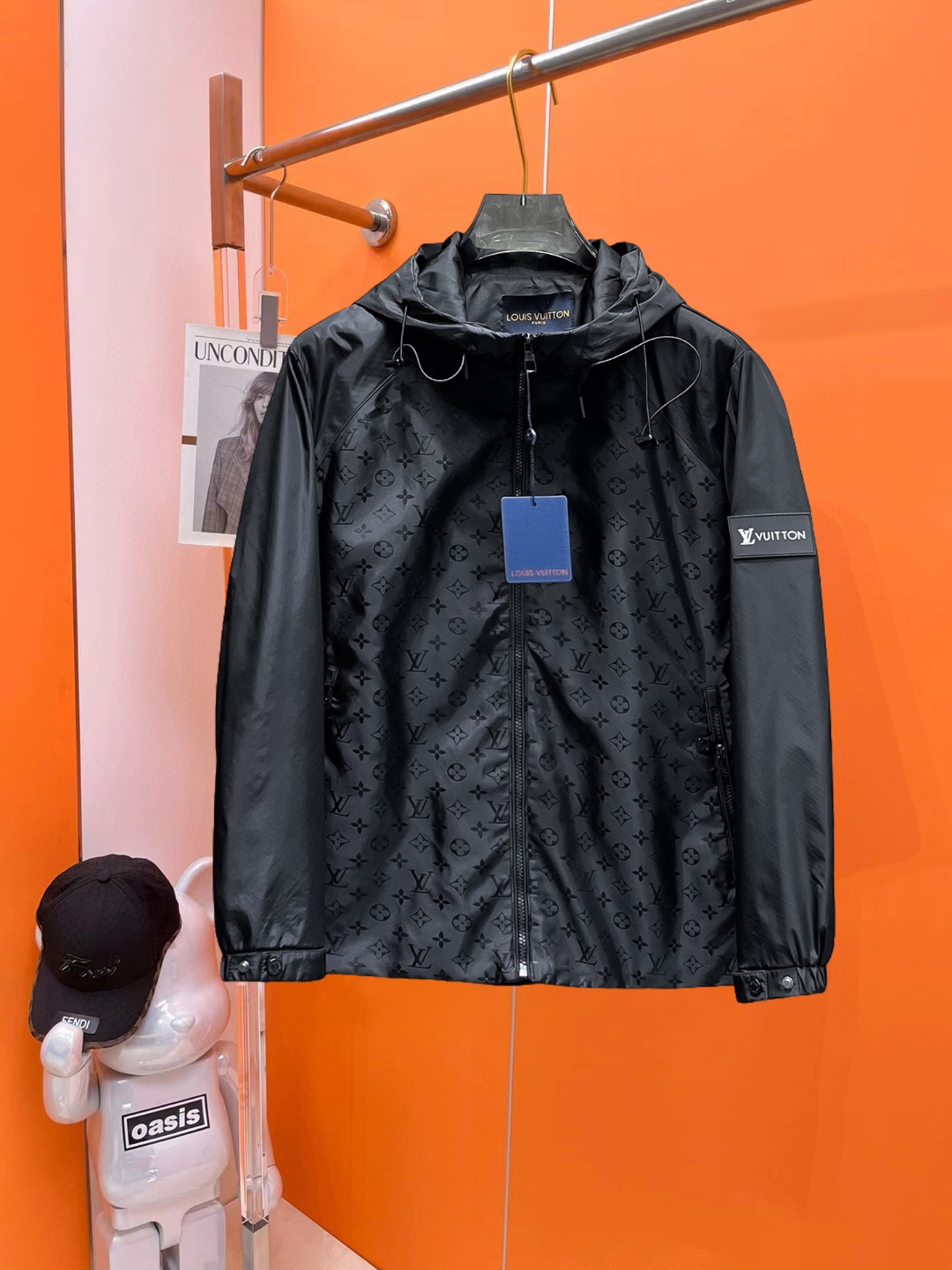 NO:540985,Lv 2025 autumn new jacket jacket, the new product on the show is perfect, comfortable and warm, the three standards are complete in color and full and attractive, and the very outstanding design easily advances the sense of fashion, the workmanship is extremely exquisite and rigorous, and the wiring is neat and meticulous!  A masterpiece of a big-name designer!  The upper body doesn't look bloated and super handsome!  Spot code M ~ XXXL,,louis vuitton,jackets & coats,jackets & coats,alexander wang19860909Lv 2025秋季新款夹克外套,秀场新品品相非常完美,舒适保暖,三标齐全色泽饱满诱人,非常出彩的设计,轻松将时髦感进阶,做工极为考究严谨,走线工整细致！大牌设计师巨作！上身不显臃肿、超级帅气！现货码数M ～ XXXL,,louis vuitton,jackets & coats,jackets & coats,alexander wang,Men's clothing