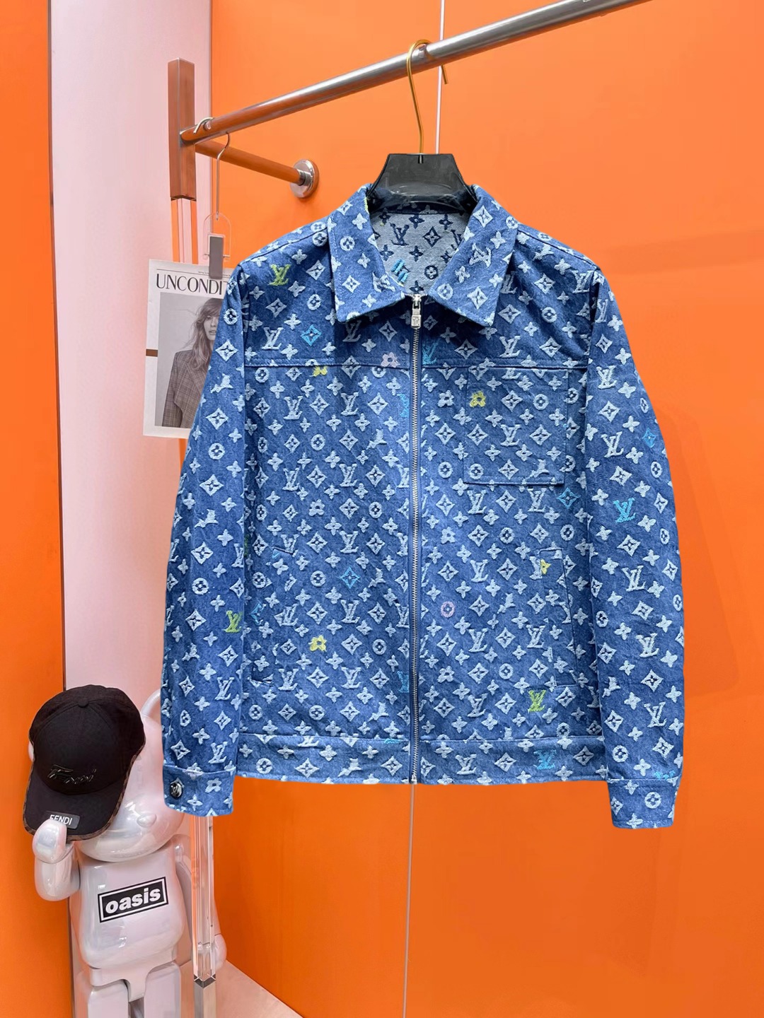 NO:540988,The same model on the official website of Lv, released simultaneously!  2025 autumn new men's denim jacket, original single three-standard full high-end version!  Customized fabrics for counters are breathable and comfortable, with impeccable details, and the brand element design concept reflects high quality. The feel is delicate and soft!  It is casually cut, with a great upper body style!  The maximum wear of 200 kilograms is M~3XL, and the height and weight are reported by orders.,,louis vuitton, jackets & coats, jackets & coats, alexander wang19860909Lv 官网同款,同步发售！2025秋季新款男士牛仔夹克外套,原单三标齐全高端版本！专柜定制面料 透气舒适度高,细节无可挑剔,品牌元素设计理念,体现高品质.手感细腻柔软！呈现休闲裁剪,上身版型超赞！码数M～3XL最大穿200斤,下单报身高体重.,,louis vuitton,jackets & coats,jackets & coats,alexander wang,Men's clothing