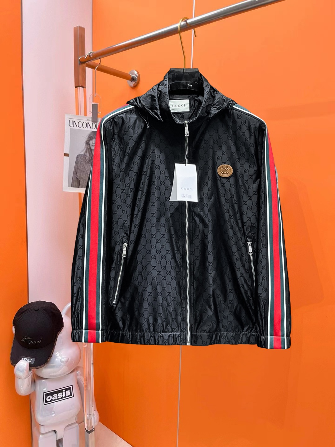 NO:540987,Gucci 2025 autumn new jacket jacket, the new product on the show is perfect, comfortable and warm, the three standards are complete in color and full and attractive, and the very outstanding design easily advances the sense of fashion, the workmanship is extremely exquisite and rigorous, and the wiring is neat and meticulous!  A masterpiece of a big-name designer!  The upper body doesn't look bloated and super handsome!  Spot code M ~ XXXL,,gucci,jackets & coats,jackets & coats,alexander wang19860909古驰 2025秋季新款夹克外套,秀场新品品相非常完美,舒适保暖,三标齐全色泽饱满诱人,非常出彩的设计,轻松将时髦感进阶,做工极为考究严谨,走线工整细致！大牌设计师巨作！上身不显臃肿、超级帅气！现货码数M ～ XXXL,,gucci,jackets & coats,jackets & coats,alexander wang,Men's clothing