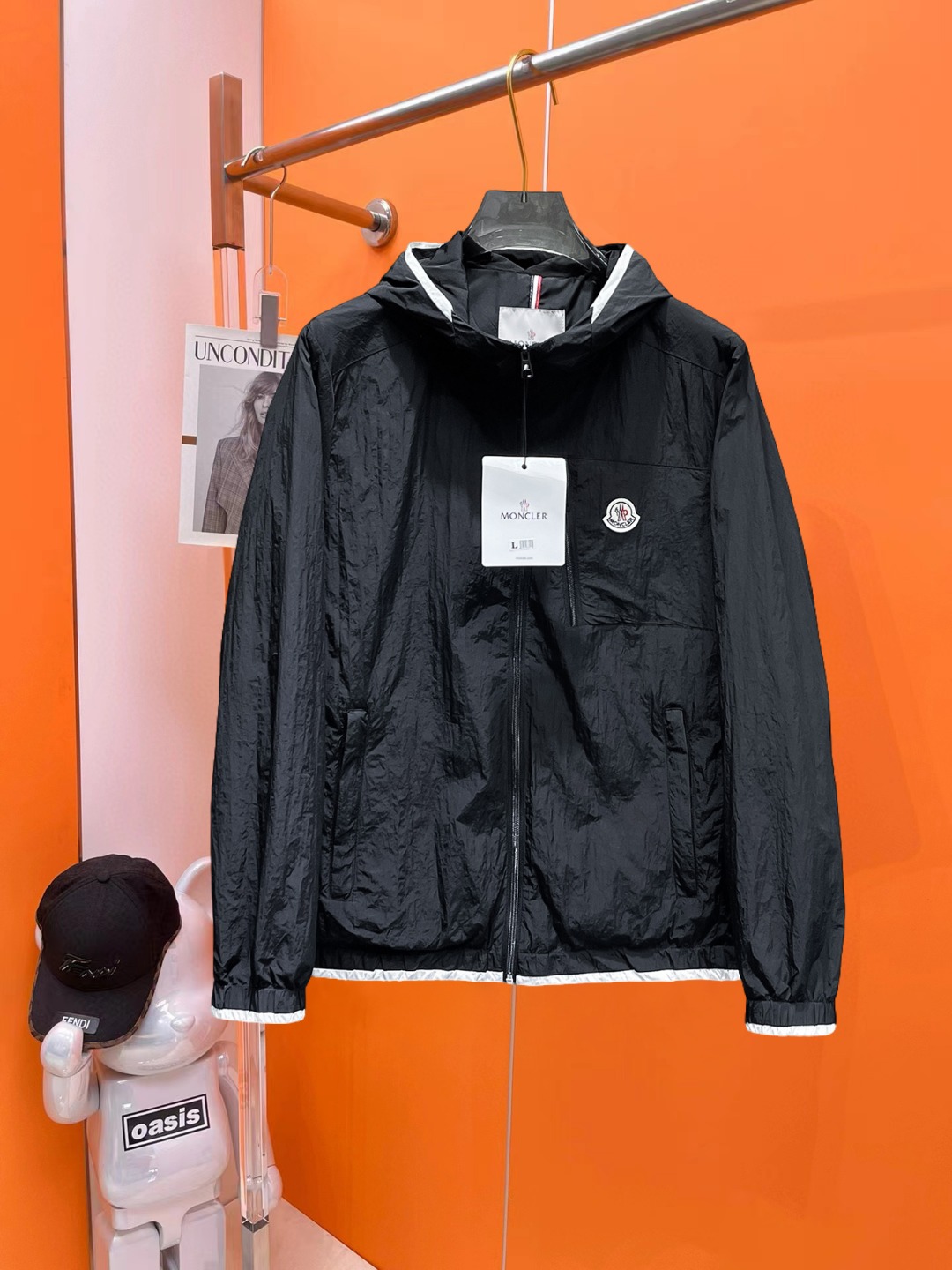 NO:540978,The new 2025 autumn jacket, the new product on the show is perfect, comfortable and warm, the three-standard complete colors and full and attractive, and the very outstanding design easily advances the sense of fashion. The workmanship is extremely exquisite and rigorous, and the wiring is neat and meticulous!  A masterpiece of a big-name designer!  The upper body doesn't look bloated and super handsome!  Spot code M ~ XXXL,,Moncler,jackets & coats,jackets & coats,alexander wang19860909蒙口 2025秋季新款夹克外套,秀场新品品相非常完美,舒适保暖,三标齐全色泽饱满诱人,非常出彩的设计,轻松将时髦感进阶,做工极为考究严谨,走线工整细致！大牌设计师巨作！上身不显臃肿、超级帅气！现货码数M ～ XXXL,,Moncler,jackets & coats,jackets & coats,alexander wang,Men's clothing