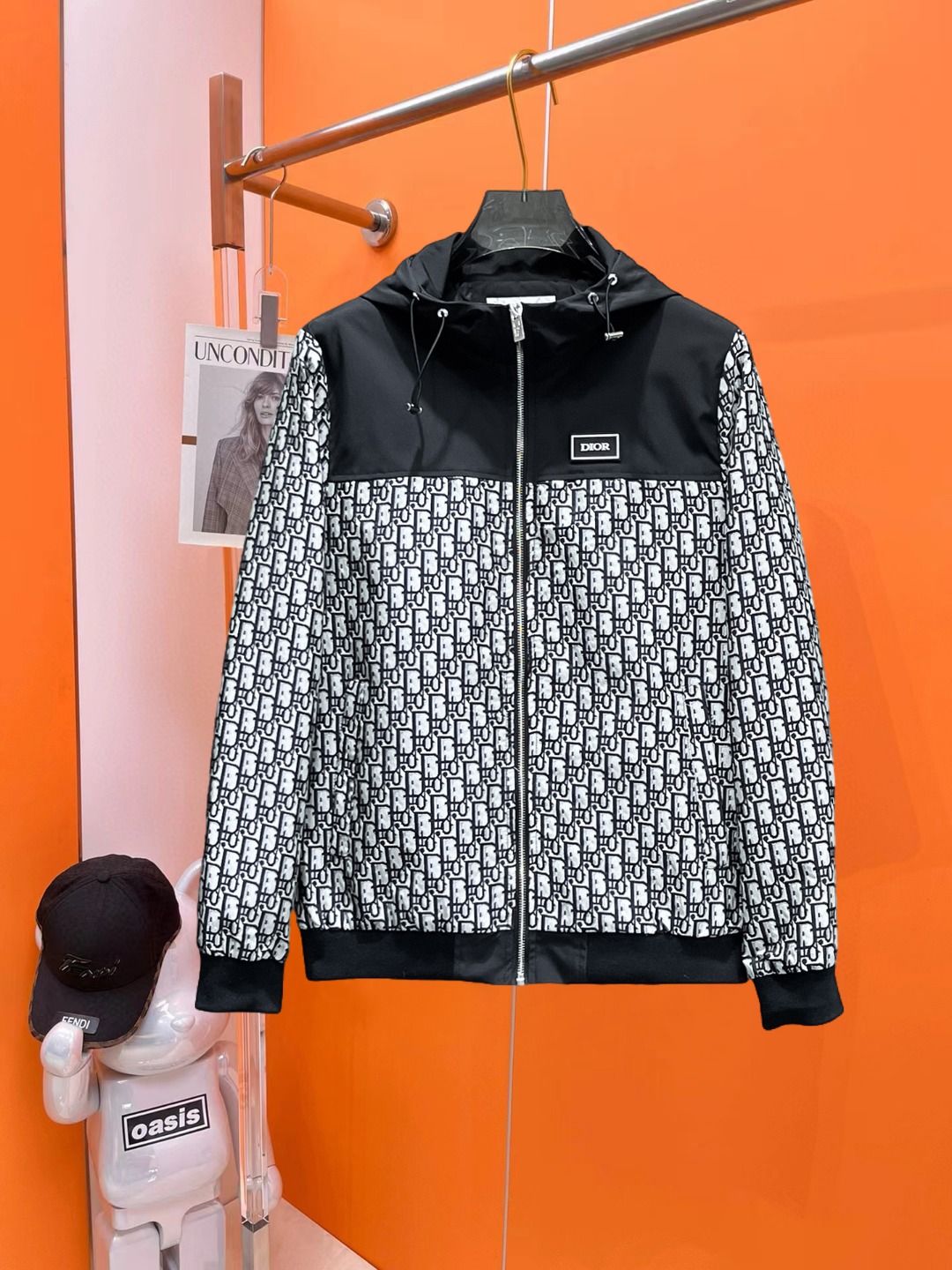 NO:540972,Dior 2025 autumn new jacket jacket, the new product on the show is perfect, comfortable and warm, the three standards are complete in color and full and attractive, and the very outstanding design easily advances the sense of fashion, the workmanship is extremely exquisite and rigorous, and the wiring is neat and meticulous!  A masterpiece of a big-name designer!  The upper body doesn't look bloated and super handsome!  Spot code M ~ XXXL,,dior,jackets & coats,jackets & coats,alexander wang19860909迪奥 2025秋季新款夹克外套,秀场新品品相非常完美,舒适保暖,三标齐全色泽饱满诱人,非常出彩的设计,轻松将时髦感进阶,做工极为考究严谨,走线工整细致！大牌设计师巨作！上身不显臃肿、超级帅气！现货码数M ～ XXXL,,dior,jackets & coats,jackets & coats,alexander wang,Men's clothing