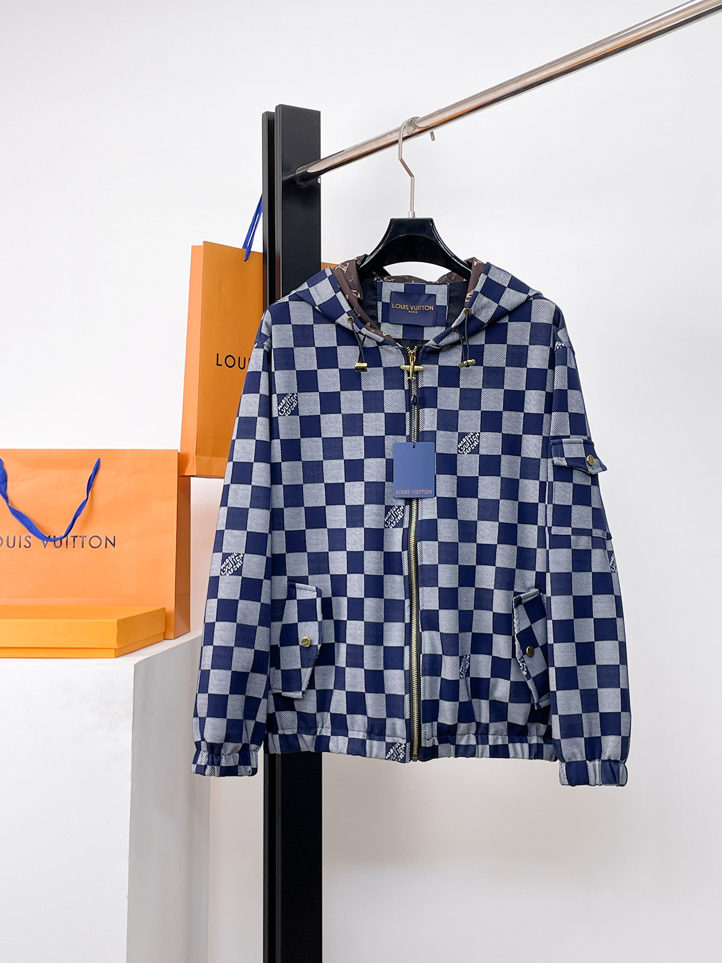 NO:526193,Lv 2025 Spring New Jacket Jacket, the new product on the show is perfect, comfortable and warm, the original three standards are complete, full and attractive in color, very outstanding design, easily advanced the sense of fashion, extremely exquisite workmanship, neat and meticulous line!  A masterpiece of a big-name designer!  The upper body doesn't look bloated and super handsome!  Spot code M ~ XXXL placing an order to report height and weight!  ,,louis vuitton,jackets & coats,jackets & coats,alexander wang19860909Lv 2025开春新款夹克外套,秀场新品品相非常完美,穿着舒适保暖,原单三标齐全 色泽饱满诱人,非常出彩的设计,轻松将时髦感进阶,做工极为考究严谨,走线工整细致！大牌设计师巨作！上身不显臃肿、超级帅气！现货码数M ～ XXXL下单报身高体重！,,louis vuitton,jackets & coats,jackets & coats,alexander wang,Men's clothing