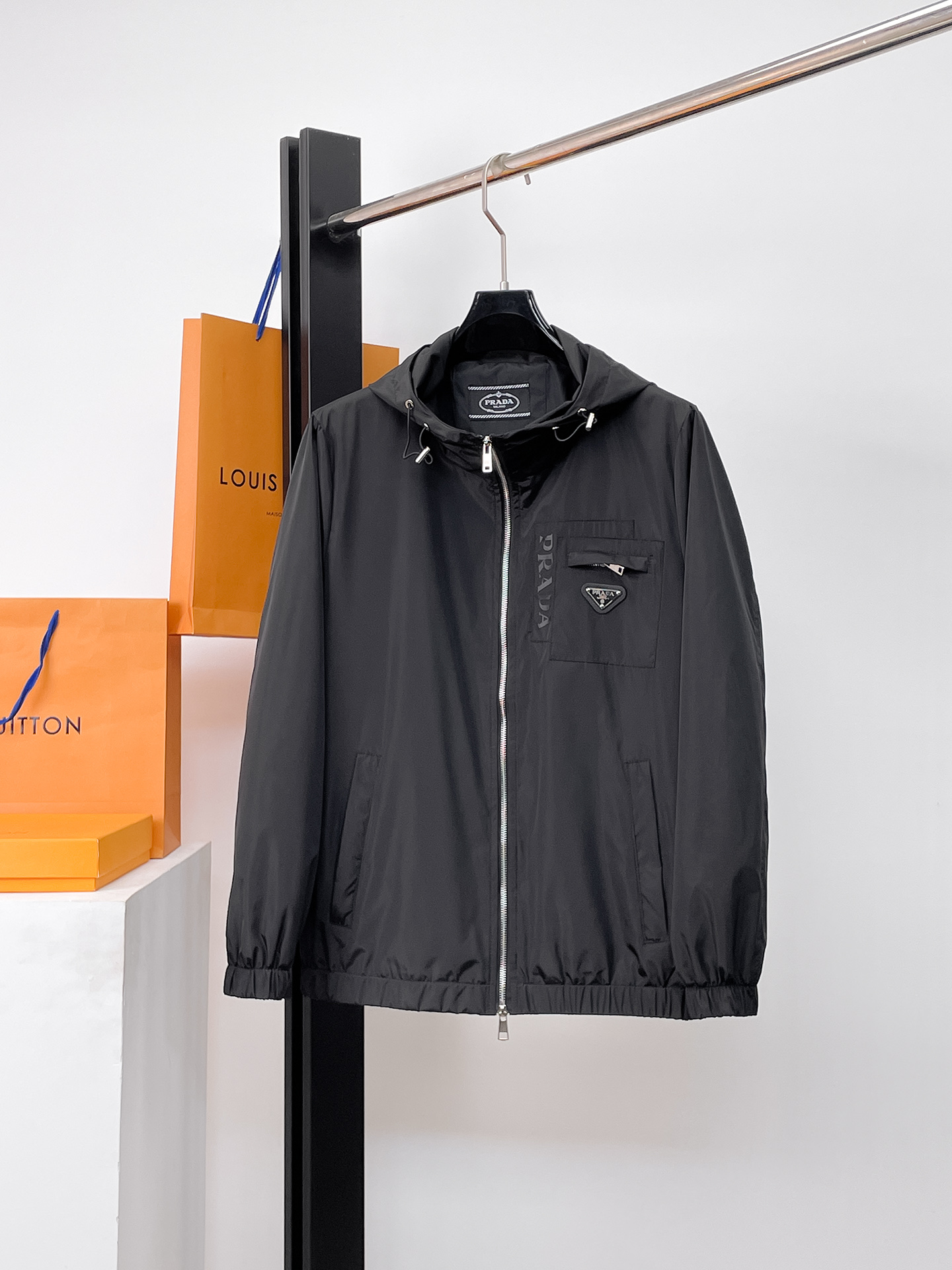 NO:526197,Prada's new spring jacket 2025, the new product on the show is perfect, comfortable and warm, the original three standards are complete, full and attractive in color, very outstanding design, easily advanced the sense of fashion, extremely exquisite workmanship, neat and meticulous wiring!  A masterpiece of a big-name designer!  The upper body doesn't look bloated and super handsome!  Spot code M ~ XXXL placing an order to report height and weight!  ,,prada,jackets & coats,jackets & coats,alexander wang19860909普拉达 2025开春新款夹克外套,秀场新品品相非常完美,穿着舒适保暖,原单三标齐全 色泽饱满诱人,非常出彩的设计,轻松将时髦感进阶,做工极为考究严谨,走线工整细致！大牌设计师巨作！上身不显臃肿、超级帅气！现货码数M ～ XXXL下单报身高体重！,,prada,jackets & coats,jackets & coats,alexander wang,Men's clothing