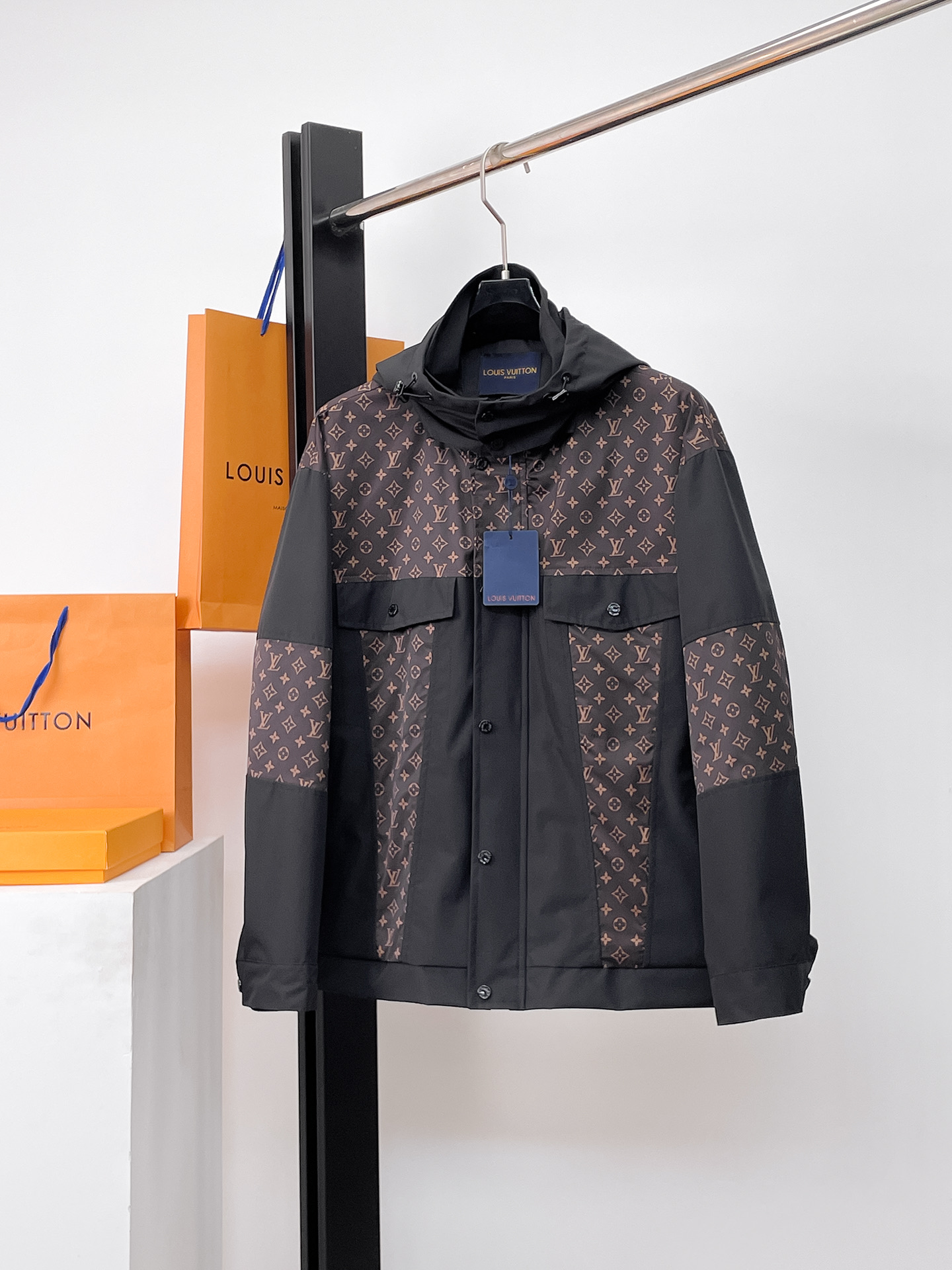 NO:526199,Lv 2025 Spring New Jacket Jacket, the new product on the show is perfect, comfortable and warm, the original three standards are complete, full and attractive in color, very outstanding design, easily advanced the sense of fashion, extremely exquisite workmanship, neat and meticulous line!  A masterpiece of a big-name designer!  The upper body doesn't look bloated and super handsome!  Spot code M ~ XXXL placing an order to report height and weight!  ,,louis vuitton,jackets & coats,jackets & coats,alexander wang19860909Lv 2025开春新款夹克外套,秀场新品品相非常完美,穿着舒适保暖,原单三标齐全 色泽饱满诱人,非常出彩的设计,轻松将时髦感进阶,做工极为考究严谨,走线工整细致！大牌设计师巨作！上身不显臃肿、超级帅气！现货码数M ～ XXXL下单报身高体重！,,louis vuitton,jackets & coats,jackets & coats,alexander wang,Men's clothing