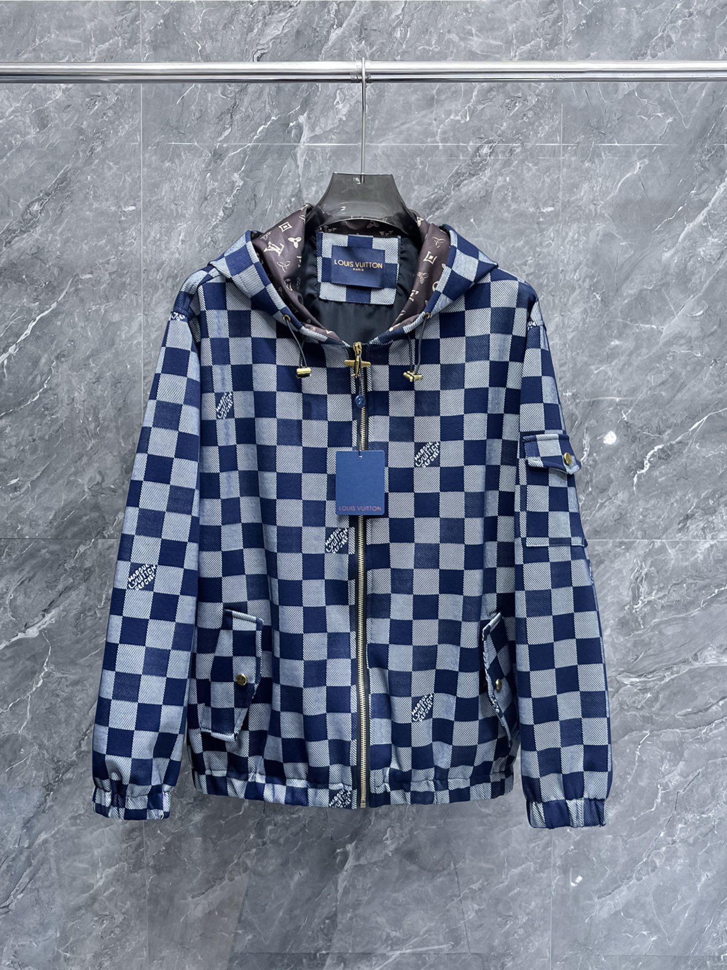 NO:657022,Lv 2025 autumn counter new casual fashion jacket, ultra-avant-garde design style, delicate and comfortable, very light to wear and not easy to wrinkle. Multiple craftsmanship. The overall design is quite visual, the upper body is casual and stylish, and has a certain degree of stiffness. It is definitely at the forefront of fashion. It is recommended for urban leisure. Size M-XXXL (175 140 catties wears L and the maximum wear is 200 catties). Please report your height and weight when placing an order. Louis vuitton, jackets  & coats,alexander wang19860909Lv 2025秋季专柜新款休闲时尚夹克 超前卫设计风格 细腻舒适 穿着非常轻便不易起皱.多重重工艺 整体的设计颇具视觉感,上身休闲有型,有一定的挺括度,绝对走在时尚最尖端的气质感推荐,都市休闲必备.尺码 M-XXXL(175 140斤穿L 最大穿200斤)下单报身高体重,,louis vuitton,jackets & coats,alexander wang,Men's clothing