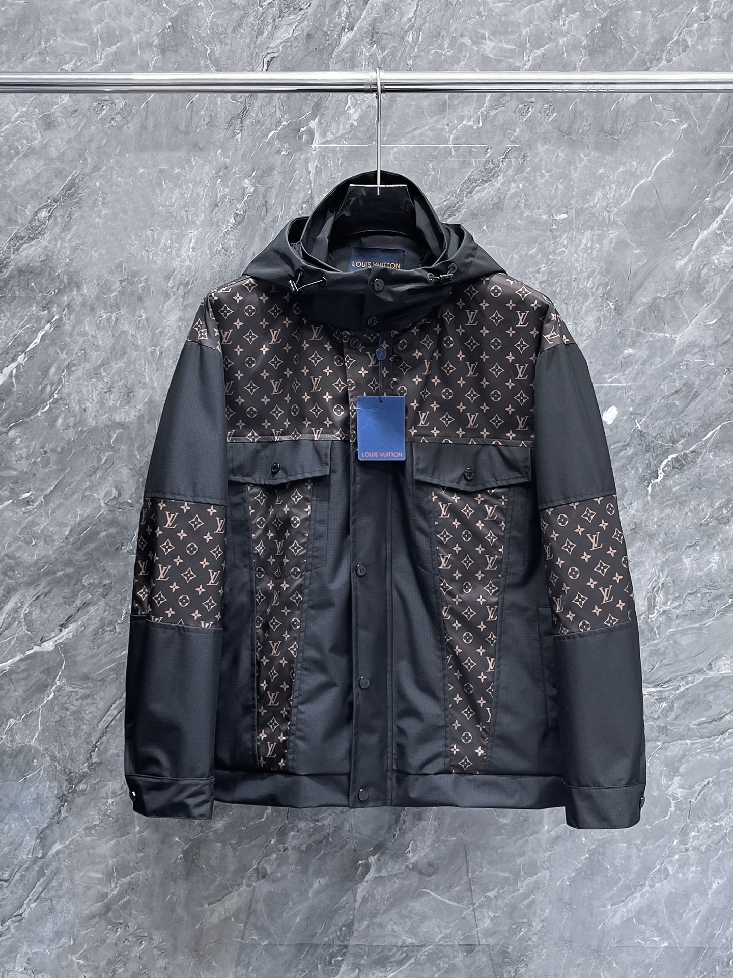 NO:657042,lv 2025 autumn counter new casual fashion jacket, super avant-garde design style, delicate and comfortable, very light to wear and not easy to wrinkle. Multiple craftsmanship. The overall design is quite visual, the upper body is casual and stylish, and has a certain degree of stiffness. It is definitely at the forefront of fashion. It is recommended for urban leisure. Size M-XXXL (175 140 catties wears L and the maximum wear is 200 catties). Please report your height and weight when placing an order. Louis vuitton, jackets  & coats,alexander wang19860909lv 2025秋季专柜新款休闲时尚夹克 超前卫设计风格 细腻舒适 穿着非常轻便不易起皱.多重重工艺 整体的设计颇具视觉感,上身休闲有型,有一定的挺括度,绝对走在时尚最尖端的气质感推荐,都市休闲必备.尺码 M-XXXL(175 140斤穿L 最大穿200斤)下单报身高体重,,louis vuitton,jackets & coats,alexander wang,Men's clothing