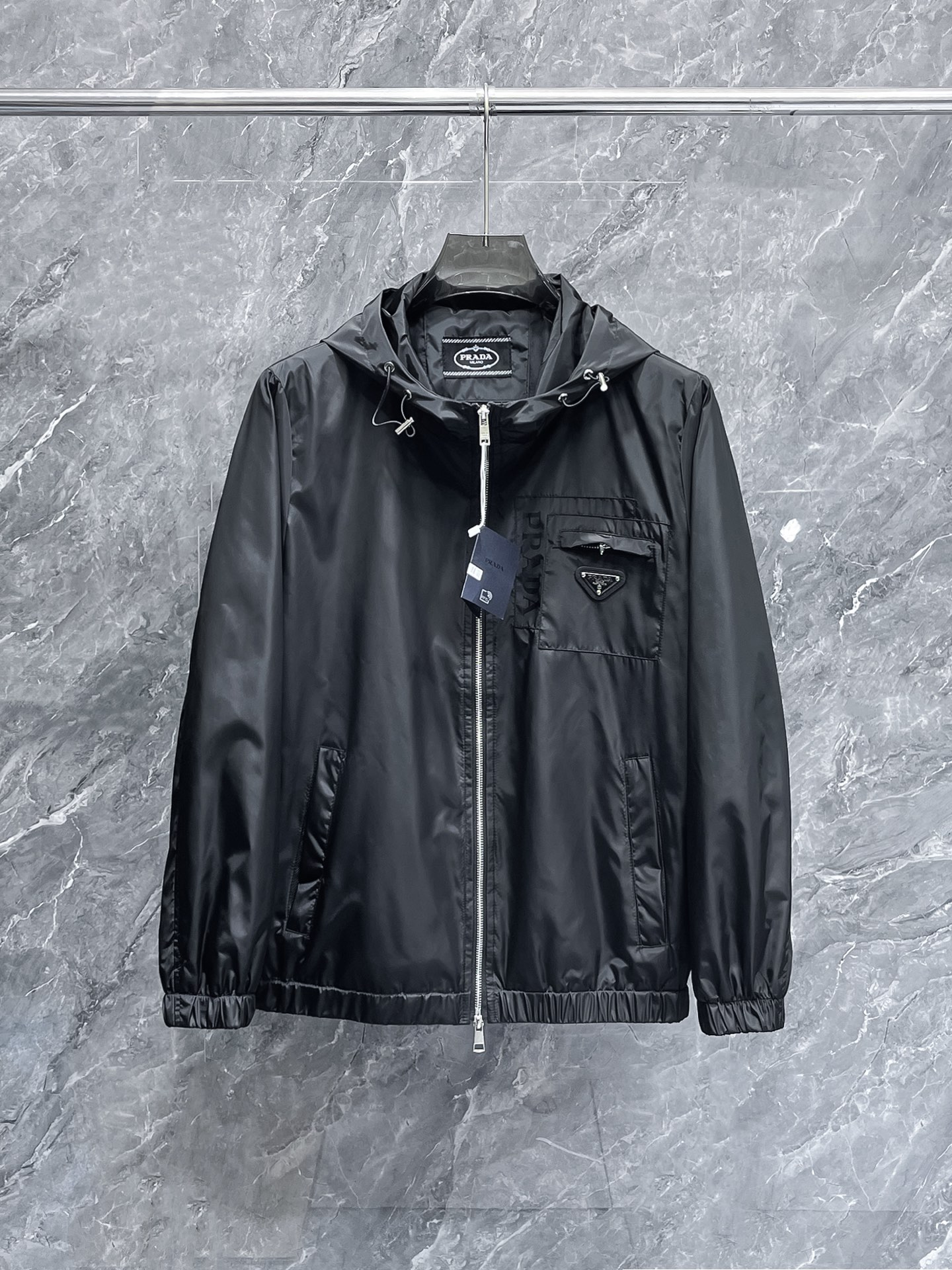 NO:657062,Prada 2025 Autumn counter new casual fashion jacket, ultra-avant-garde design style, delicate and comfortable, very light to wear and not easy to wrinkle. Multiple craftsmanship. The overall design is quite visual, the upper body is casual and stylish, and has a certain degree of stiffness. It is definitely at the forefront of fashion. It is recommended for urban leisure. Size M-XXXL (175 140 catties wears L and the maximum wear is 200 catties). Please indicate your height and weight when ordering, prada, jackets &  coats,alexander wang19860909普拉达 2025秋季专柜新款休闲时尚夹克 超前卫设计风格 细腻舒适 穿着非常轻便不易起皱.多重重工艺 整体的设计颇具视觉感,上身休闲有型,有一定的挺括度,绝对走在时尚最尖端的气质感推荐,都市休闲必备.尺码 M-XXXL(175 140斤穿L 最大穿200斤)下单报身高体重,,prada,jackets & coats,alexander wang,Men's clothing