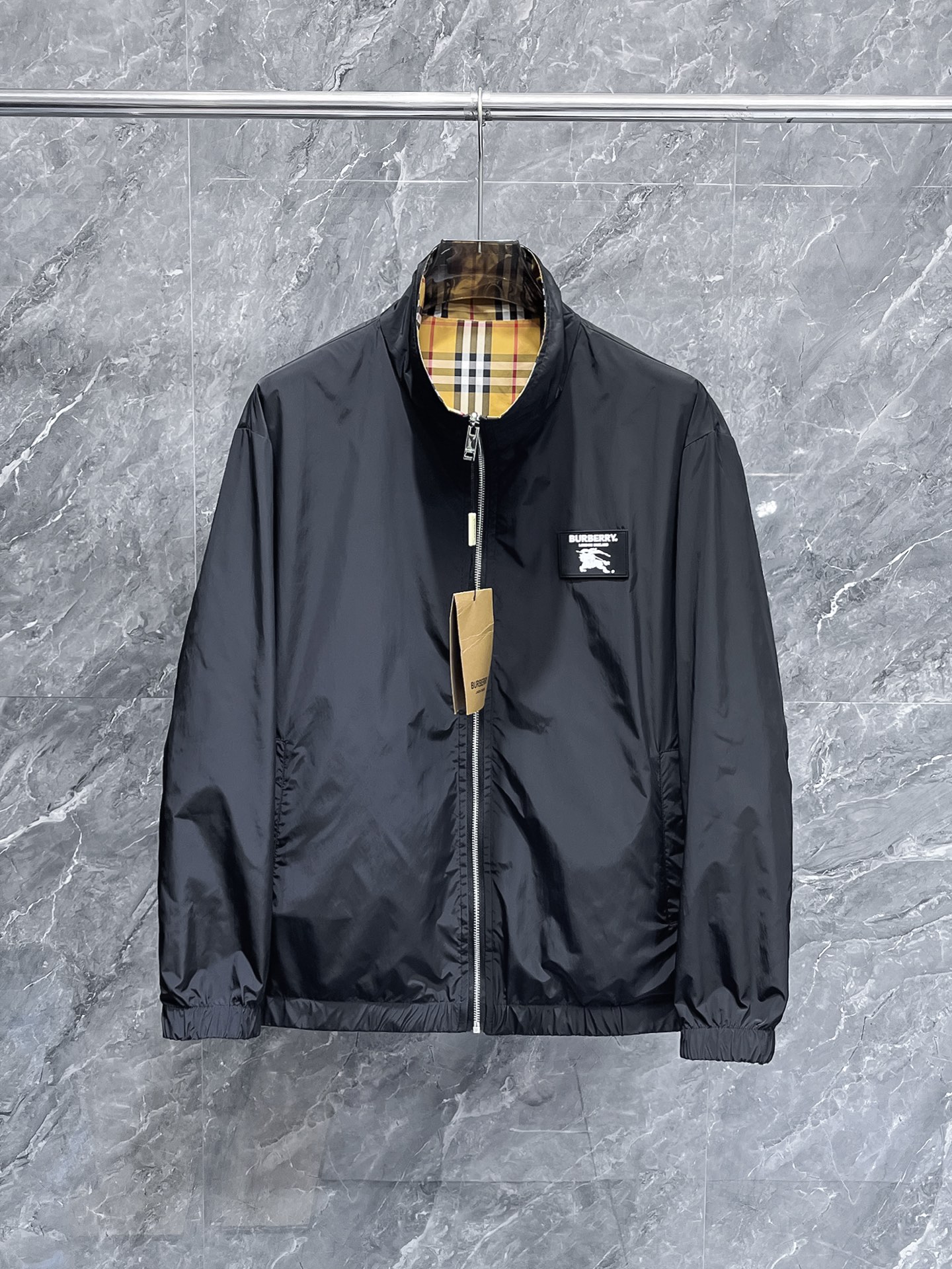 NO:657068,Burberry 2025 autumn counter new casual fashion jacket, ultra-avant-garde design style, delicate and comfortable, very light to wear and not easy to wrinkle. Multiple craftsmanship. The overall design is quite visual, the upper body is casual and stylish, and has a certain degree of stiffness. It is definitely at the forefront of fashion. It is recommended for urban leisure. Size M-XXXL (175 140 catties wears L and the maximum wear is 200 catties). Please indicate your height and weight when placing an order, burberry, jackets &  coats,alexander wang19860909巴宝莉 2025秋季专柜新款休闲时尚夹克 超前卫设计风格 细腻舒适 穿着非常轻便不易起皱.多重重工艺 整体的设计颇具视觉感,上身休闲有型,有一定的挺括度,绝对走在时尚最尖端的气质感推荐,都市休闲必备.尺码 M-XXXL(175 140斤穿L 最大穿200斤)下单报身高体重,,burberry,jackets & coats,alexander wang,Men's clothing