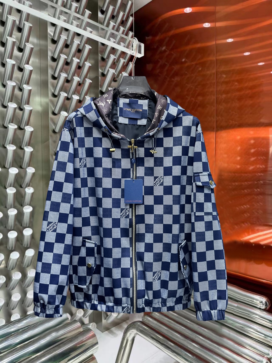 NO:527253,Lv 2025 autumn counter new casual and fashionable jacket, super avant-garde design style, delicate and comfortable, very light and not easy to wrinkle. Multiple craftsmanship The overall design is quite visual, the upper body is casual and stylish, with a certain degree of clarity, absolutely recommended to be at the most cutting-edge temperament of fashion, a must-have for urban casual. Size M-XXXL (175 140 catties wear L, maximum wear 200 catties) order to report height and weight,,louis vuitton, jackets & coats,alexander wang19860909Lv 2025秋季专柜新款休闲时尚夹克 超前卫设计风格 细腻舒适 穿着非常轻便不易起皱.多重重工艺 整体的设计颇具视觉感,上身休闲有型,有一定的挺括度,绝对走在时尚最尖端的气质感推荐,都市休闲必备.尺码 M-XXXL(175 140斤穿L 最大穿200斤)下单报身高体重,,louis vuitton,jackets & coats,alexander wang,Men's clothing