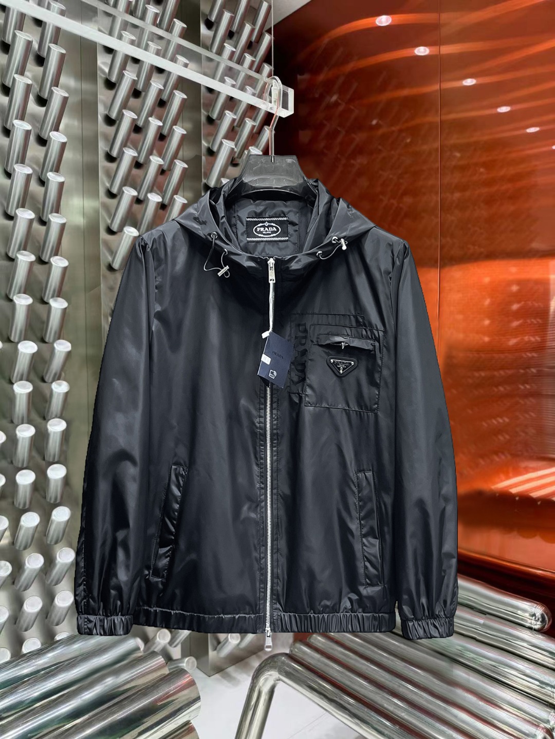 NO:527251,Prada 2025 autumn counter new casual and fashionable jacket, super avant-garde design style, delicate and comfortable, very light and not easy to wrinkle. Multiple craftsmanship The overall design is quite visual, the upper body is casual and stylish, with a certain degree of clarity, absolutely recommended to be at the most cutting-edge temperament of fashion, a must-have for urban casualness. Size M-XXXL (175 140 catties wear L maximum wear 200 catties) order to report height and weight, prada, jackets & coats, alexander wang19860909普拉达 2025秋季专柜新款休闲时尚夹克 超前卫设计风格 细腻舒适 穿着非常轻便不易起皱.多重重工艺 整体的设计颇具视觉感,上身休闲有型,有一定的挺括度,绝对走在时尚最尖端的气质感推荐,都市休闲必备.尺码 M-XXXL(175 140斤穿L 最大穿200斤)下单报身高体重,,prada,jackets & coats,alexander wang,Men's clothing