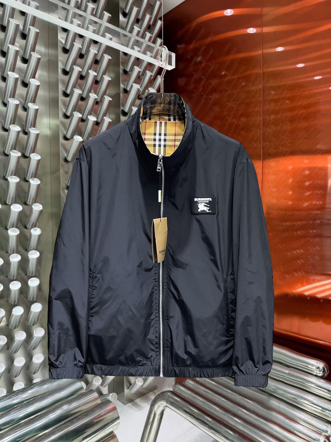 NO:527255,Burberry 2025 autumn counter new casual and fashionable jacket, super avant-garde design style, delicate and comfortable, very light and not easy to wrinkle. Multiple craftsmanship The overall design is quite visual, the upper body is casual and stylish, with a certain degree of clarity, absolutely recommended at the most cutting-edge temperament of fashion, a must-have for urban casualness. Size M-XXXL (175 140 catties wear L maximum wear 200 catties) order to report height and weight, burberry, jackets & coats, alexander wang19860909巴宝莉 2025秋季专柜新款休闲时尚夹克 超前卫设计风格 细腻舒适 穿着非常轻便不易起皱.多重重工艺 整体的设计颇具视觉感,上身休闲有型,有一定的挺括度,绝对走在时尚最尖端的气质感推荐,都市休闲必备.尺码 M-XXXL(175 140斤穿L 最大穿200斤)下单报身高体重,,burberry,jackets & coats,alexander wang,Men's clothing