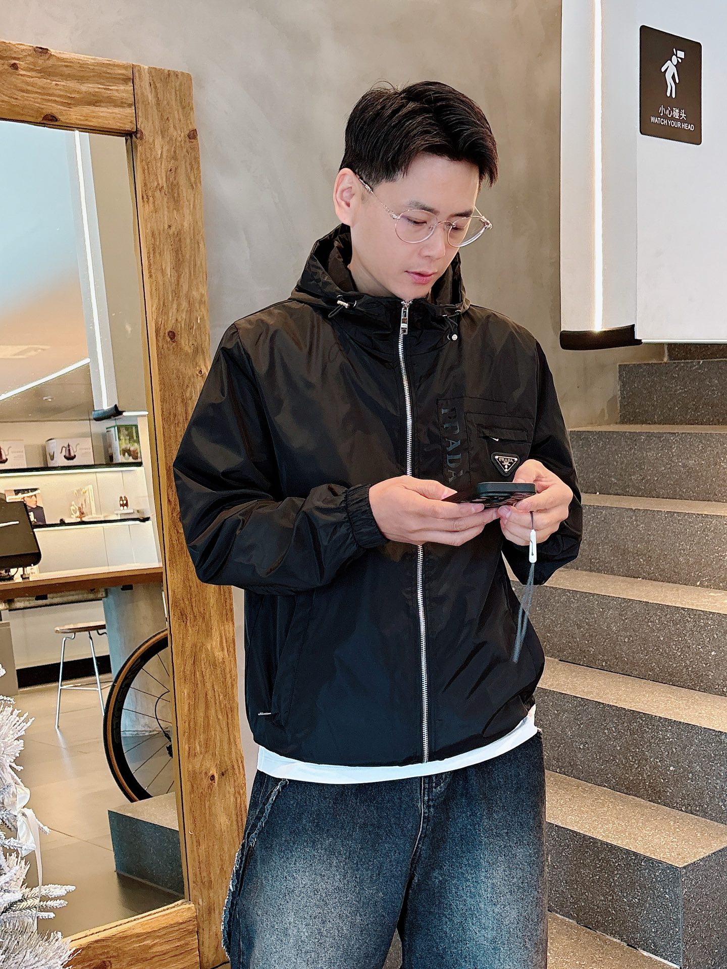 NO:530511,Prada 2025 autumn new men's jacket, original single three-standard full high-end version!  Customized fabrics for counters are breathable and comfortable, with impeccable details, brand elements design concept, professional purchasing level reflects high quality. The feel is delicate and soft!  It is casually cut, with a great upper body style!  Code number M~XXXL,,prada,jackets & coats,jackets & coats,alexander wang19860909普拉达 2025秋季新款男士夹克外套,原单三标齐全高端版本！专柜定制面料 透气舒适度高,细节无可挑剔,品牌元素设计理念,专业代购级体现高品质.手感细腻柔软！呈现休闲裁剪,上身版型超赞！码数M～XXXL,,prada,jackets & coats,jackets & coats,alexander wang,Men's clothing