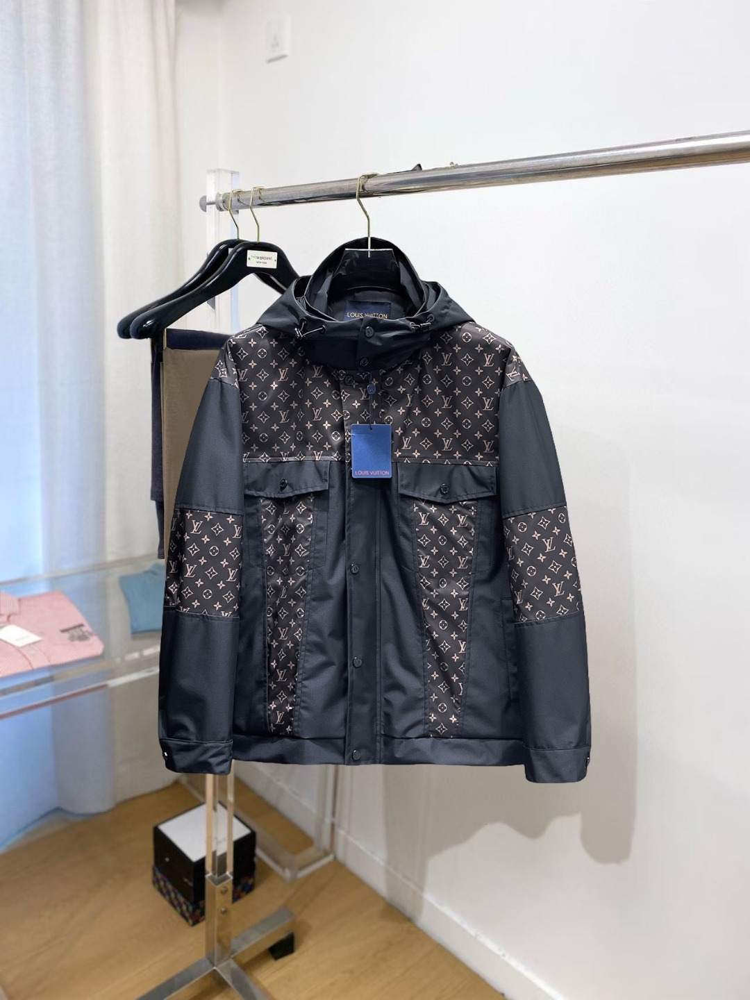 NO:529633,Lv Autumn hot counter new casual and fashionable jacket, super avant-garde design style, delicate and comfortable, very light and not easy to wrinkle. Multiple craftsmanship The overall design is quite visual, the upper body is casual and stylish, with a certain degree of clarity, absolutely recommended to be at the most cutting-edge temperament of fashion, a must-have for urban casual. Size M-XXXL (175 140 catties wear L, maximum wear 200 catties),,louis vuitton, jackets & coats,alexander wang19860909Lv 秋季爆款专柜新款休闲时尚夹克 超前卫设计风格 细腻舒适 穿着非常轻便不易起皱.多重重工艺 整体的设计颇具视觉感,上身休闲有型,有一定的挺括度,绝对走在时尚最尖端的气质感推荐,都市休闲必备.尺码 M-XXXL(175 140斤穿L 最大穿200斤),,louis vuitton,jackets & coats,alexander wang,Men's clothing