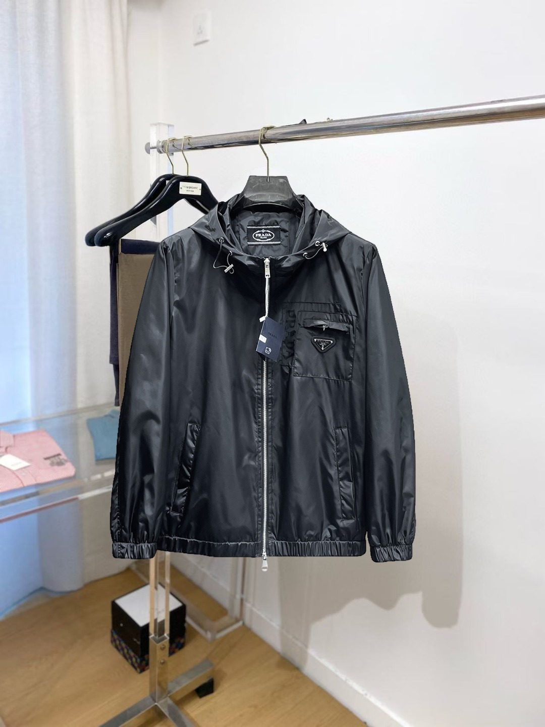 NO:529607,Prada, a hot autumn counter new casual and fashionable jacket, super avant-garde design style, delicate and comfortable, very light and not easy to wrinkle. Multiple craftsmanship The overall design is quite visual, the upper body is casual and stylish, with a certain degree of clarity, absolutely recommended at the most cutting-edge temperament of fashion, a must-have for urban casual. Size M-XXXL (175 140 catties wear L, maximum wear 200 catties),,prada, jackets & coats,alexander wang19860909普拉达 秋季爆款专柜新款休闲时尚夹克 超前卫设计风格 细腻舒适 穿着非常轻便不易起皱.多重重工艺 整体的设计颇具视觉感,上身休闲有型,有一定的挺括度,绝对走在时尚最尖端的气质感推荐,都市休闲必备.尺码 M-XXXL(175 140斤穿L 最大穿200斤),,prada,jackets & coats,alexander wang,Men's clothing