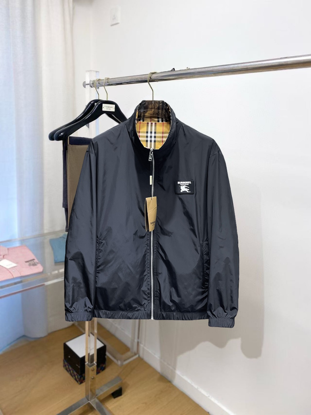 NO:529630,Burberry, a hot autumn counter new casual and fashionable jacket, super avant-garde design style, delicate and comfortable, very light and not easy to wrinkle. Multiple craftsmanship The overall design is quite visual, the upper body is casual and stylish, with a certain degree of clarity, absolutely recommended to be at the most cutting-edge temperament of fashion, a must-have for urban casual. Size M-XXXL (175 140 catties wear L, maximum wear 200 catties),,burberry, jackets & coats,alexander wang19860909巴宝莉 秋季爆款专柜新款休闲时尚夹克 超前卫设计风格 细腻舒适 穿着非常轻便不易起皱.多重重工艺 整体的设计颇具视觉感,上身休闲有型,有一定的挺括度,绝对走在时尚最尖端的气质感推荐,都市休闲必备.尺码 M-XXXL(175 140斤穿L 最大穿200斤),,burberry,jackets & coats,alexander wang,Men's clothing