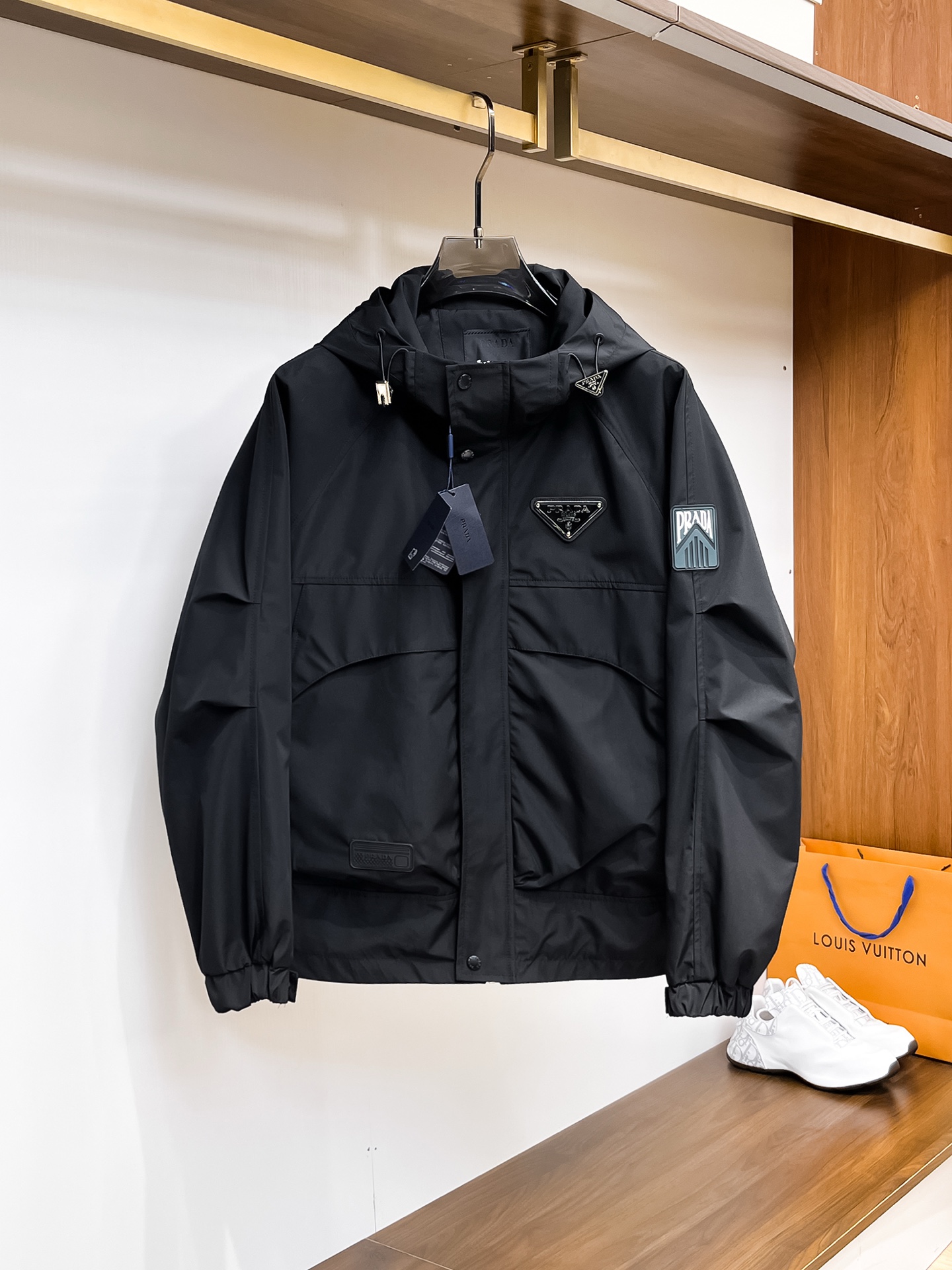 NO:612178,Prada 2025 new autumn jacket, the new product on the show is in perfect condition, comfortable and warm, complete with three colors, full and attractive color, very outstanding design, easily upgrades the fashion sense, extremely elegant and rigorous workmanship, neat and meticulous wiring!  A masterpiece from a famous designer!  The upper body does not look bloated and is super handsome!  Available sizes M ~ XXXL,,prada,jackets & coats,jackets & coats,alexander wang19860909普拉达 2025秋季新款夹克外套,秀场新品品相非常完美,舒适保暖,三标齐全色泽饱满诱人,非常出彩的设计,轻松将时髦感进阶,做工极为考究严谨,走线工整细致！大牌设计师巨作！上身不显臃肿、超级帅气！现货码数M ～ XXXL,,prada,jackets & coats,jackets & coats,alexander wang,Men's clothing