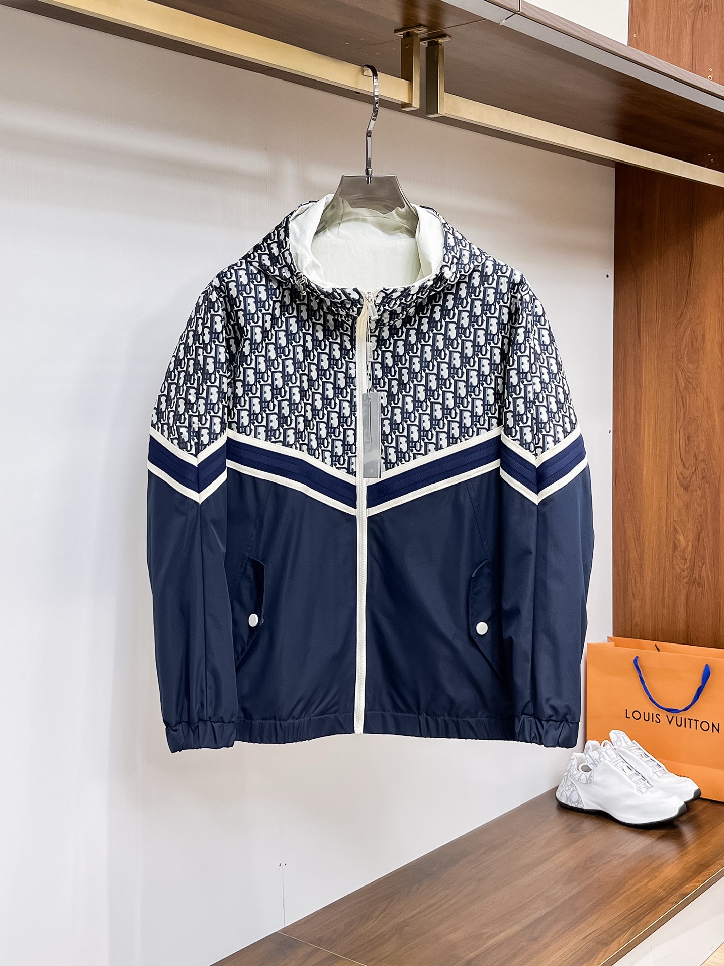 NO:612173,Dior's 2025 new autumn jacket, the new product on the show is in perfect condition, comfortable and warm, complete with three labels, full and attractive colors, very outstanding design, easily upgrades the fashion sense, extremely elegant and rigorous workmanship, neat and meticulous wiring!  A masterpiece from a famous designer!  The upper body does not look bloated and is super handsome!  Available sizes M ~ XXXL,,dior,jackets & coats,jackets & coats,alexander wang19860909迪奥 2025秋季新款夹克外套,秀场新品品相非常完美,舒适保暖,三标齐全色泽饱满诱人,非常出彩的设计,轻松将时髦感进阶,做工极为考究严谨,走线工整细致！大牌设计师巨作！上身不显臃肿、超级帅气！现货码数M ～ XXXL,,dior,jackets & coats,jackets & coats,alexander wang,Men's clothing