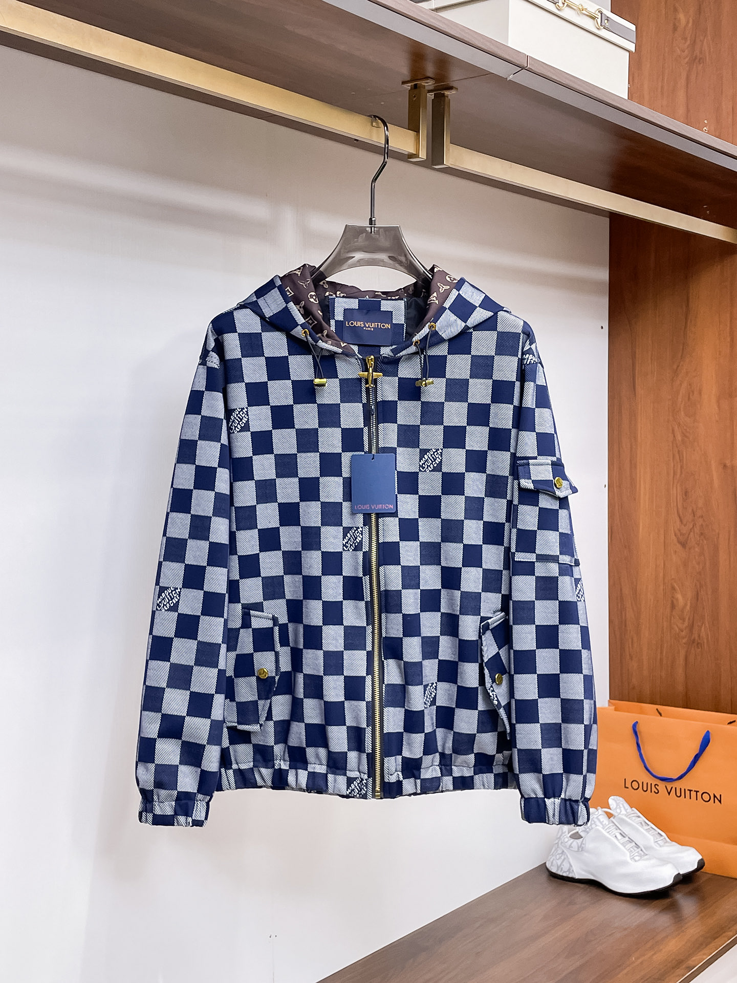 NO:612168,LV 2025 autumn new jacket, the new product on the show is in perfect condition, comfortable and warm, complete with three labels, full and attractive color, very outstanding design, easily upgrades the fashion sense, extremely sophisticated workmanship, neat and meticulous wiring!  A masterpiece from a famous designer!  The upper body does not look bloated and is super handsome!  Available sizes M ~ XXXL,,louis vuitton,jackets & coats,jackets & coats,alexander wang19860909Lv 2025秋季新款夹克外套,秀场新品品相非常完美,舒适保暖,三标齐全色泽饱满诱人,非常出彩的设计,轻松将时髦感进阶,做工极为考究严谨,走线工整细致！大牌设计师巨作！上身不显臃肿、超级帅气！现货码数M ～ XXXL,,louis vuitton,jackets & coats,jackets & coats,alexander wang,Men's clothing