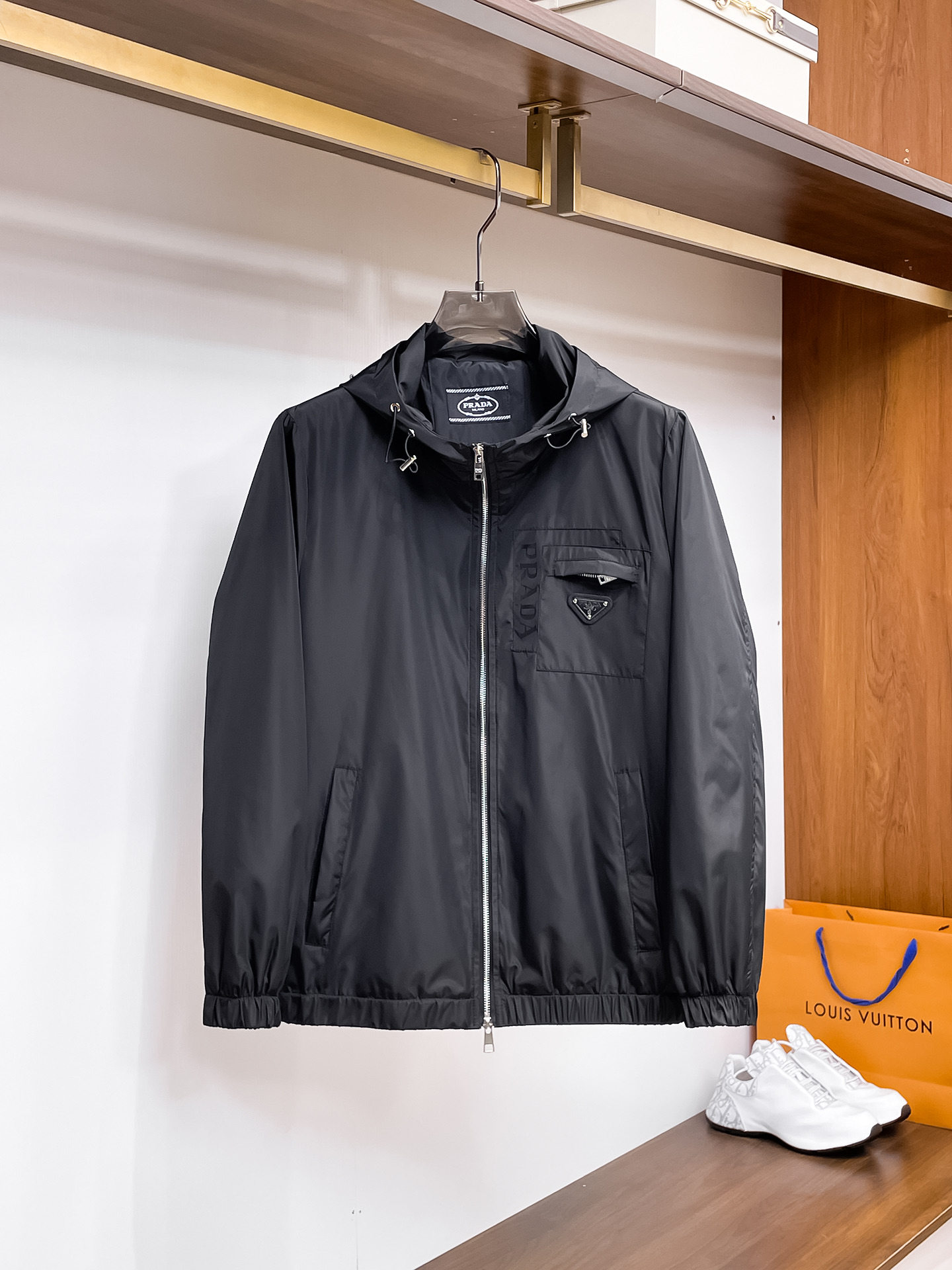 NO:612157,Prada 2025 new autumn jacket, the new product on the show is in perfect condition, comfortable and warm, complete with three colors, full and attractive color, very outstanding design, easily upgrades the fashion sense, extremely elegant and rigorous workmanship, neat and meticulous wiring!  A masterpiece from a famous designer!  The upper body does not look bloated and is super handsome!  Available sizes M ~ XXXL,,prada,jackets & coats,jackets & coats,alexander wang19860909普拉达 2025秋季新款夹克外套,秀场新品品相非常完美,舒适保暖,三标齐全色泽饱满诱人,非常出彩的设计,轻松将时髦感进阶,做工极为考究严谨,走线工整细致！大牌设计师巨作！上身不显臃肿、超级帅气！现货码数M ～ XXXL,,prada,jackets & coats,jackets & coats,alexander wang,Men's clothing