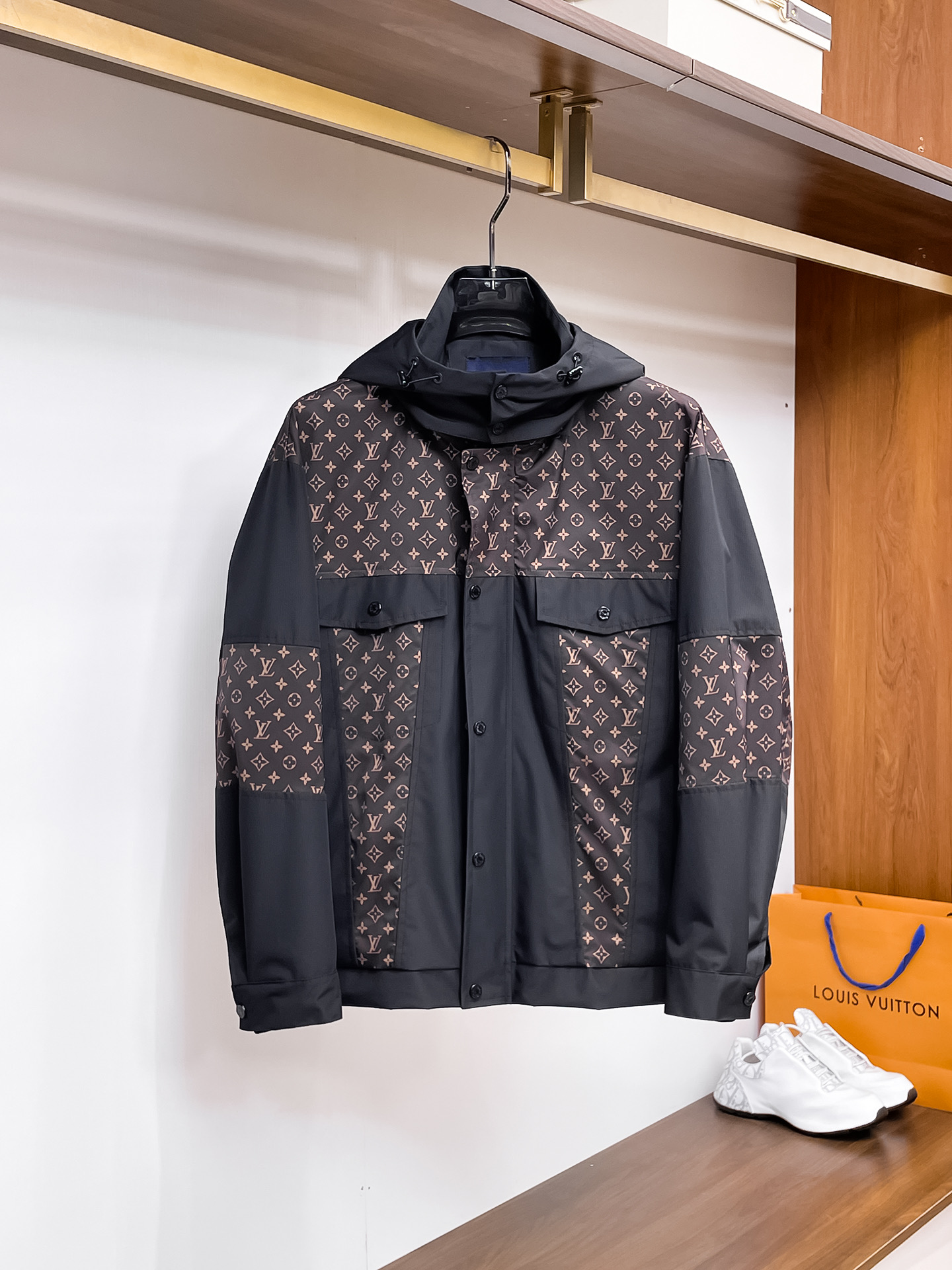 NO:612151,LV 2025 autumn new jacket, the new product on the show is in perfect condition, comfortable and warm, complete with three labels, full and attractive color, very outstanding design, easily upgrades the fashion sense, extremely sophisticated workmanship, neat and meticulous wiring!  A masterpiece from a famous designer!  The upper body does not look bloated and is super handsome!  Available sizes M ~ XXXL,,louis vuitton,jackets & coats,jackets & coats,alexander wang19860909Lv 2025秋季新款夹克外套,秀场新品品相非常完美,舒适保暖,三标齐全色泽饱满诱人,非常出彩的设计,轻松将时髦感进阶,做工极为考究严谨,走线工整细致！大牌设计师巨作！上身不显臃肿、超级帅气！现货码数M ～ XXXL,,louis vuitton,jackets & coats,jackets & coats,alexander wang,Men's clothing