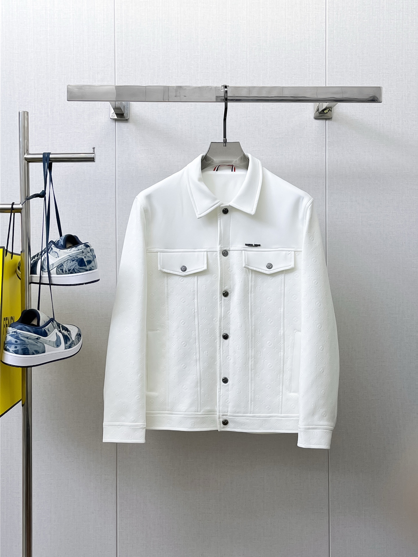 NO:566381,Same style as Lv official website, on sale in advance!  2025 new autumn men's jackets, high-end version with complete three-standard original order!  Custom-made fabrics at the counter are highly breathable and comfortable, with impeccable details and brand element design concepts, reflecting high quality. It feels delicate and soft!  It presents a casual cut and the upper body shape is awesome!  Size M～3XL Please state your height and weight when ordering.,,louis vuitton,jackets & coats,jackets & coats,alexander wang19860909Lv 官网同款,提前发售！2025秋季新款男士夹克外套,原单三标齐全高端版本！专柜定制面料 透气舒适度高,细节无可挑剔,品牌元素设计理念,体现高品质.手感细腻柔软！呈现休闲裁剪,上身版型超赞！码数M～3XL下单报身高体重.,,louis vuitton,jackets & coats,jackets & coats,alexander wang,Men's clothing