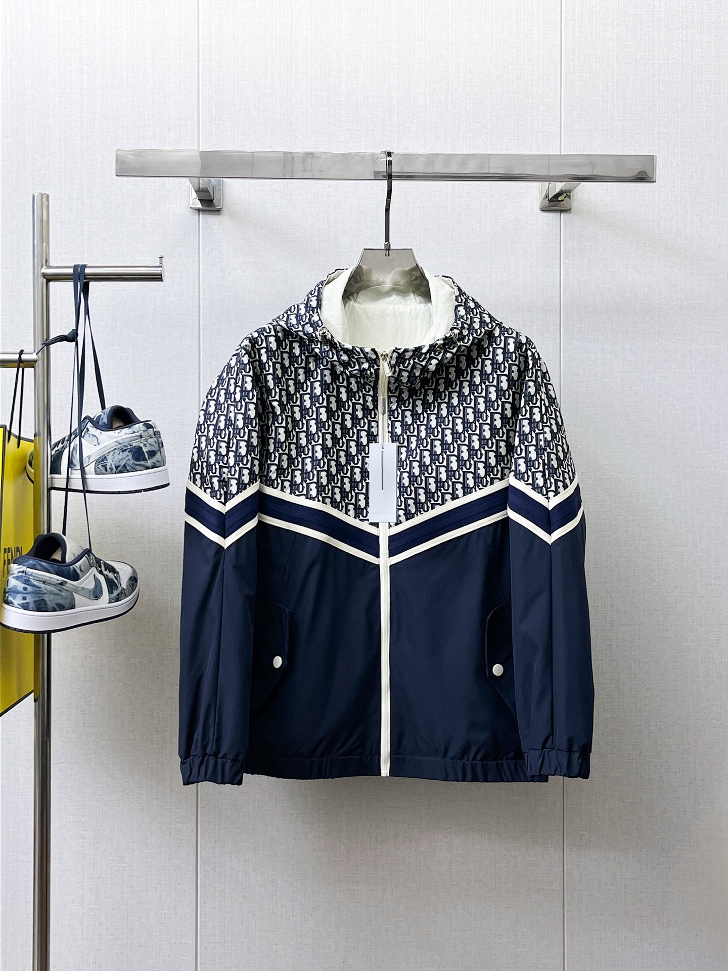 NO:566385,Same style as Dior official website, on sale in advance!  2025 new autumn men's jackets, high-end version with complete three-standard original order!  Custom-made fabrics at the counter are highly breathable and comfortable, with impeccable details and brand element design concepts, reflecting high quality. It feels delicate and soft!  It presents a casual cut and the upper body shape is awesome!  Size M～3XL Please state your height and weight when ordering.,,dior,jackets & coats,jackets & coats,alexander wang19860909迪奥 官网同款,提前发售！2025秋季新款男士夹克外套,原单三标齐全高端版本！专柜定制面料 透气舒适度高,细节无可挑剔,品牌元素设计理念,体现高品质.手感细腻柔软！呈现休闲裁剪,上身版型超赞！码数M～3XL下单报身高体重.,,dior,jackets & coats,jackets & coats,alexander wang,Men's clothing