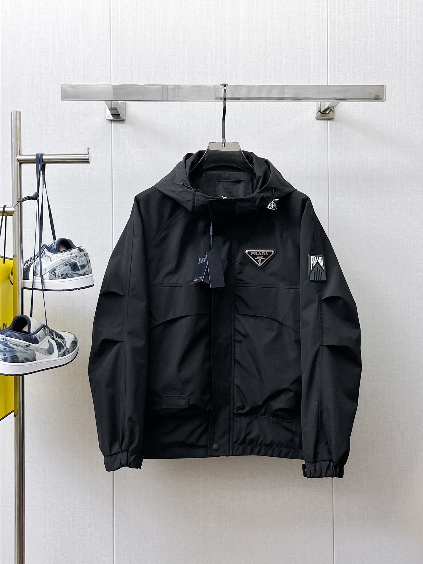 NO:566389,Same style as Prada official website, on sale in advance!  2025 new autumn men's jackets, high-end version with complete three-standard original order!  Custom-made fabrics at the counter are highly breathable and comfortable, with impeccable details and brand element design concepts, reflecting high quality. It feels delicate and soft!  It presents a casual cut and the upper body shape is awesome!  Size M～3XL Please state your height and weight when ordering.,,prada,jackets & coats,jackets & coats,alexander wang19860909普拉达 官网同款,提前发售！2025秋季新款男士夹克外套,原单三标齐全高端版本！专柜定制面料 透气舒适度高,细节无可挑剔,品牌元素设计理念,体现高品质.手感细腻柔软！呈现休闲裁剪,上身版型超赞！码数M～3XL下单报身高体重.,,prada,jackets & coats,jackets & coats,alexander wang,Men's clothing