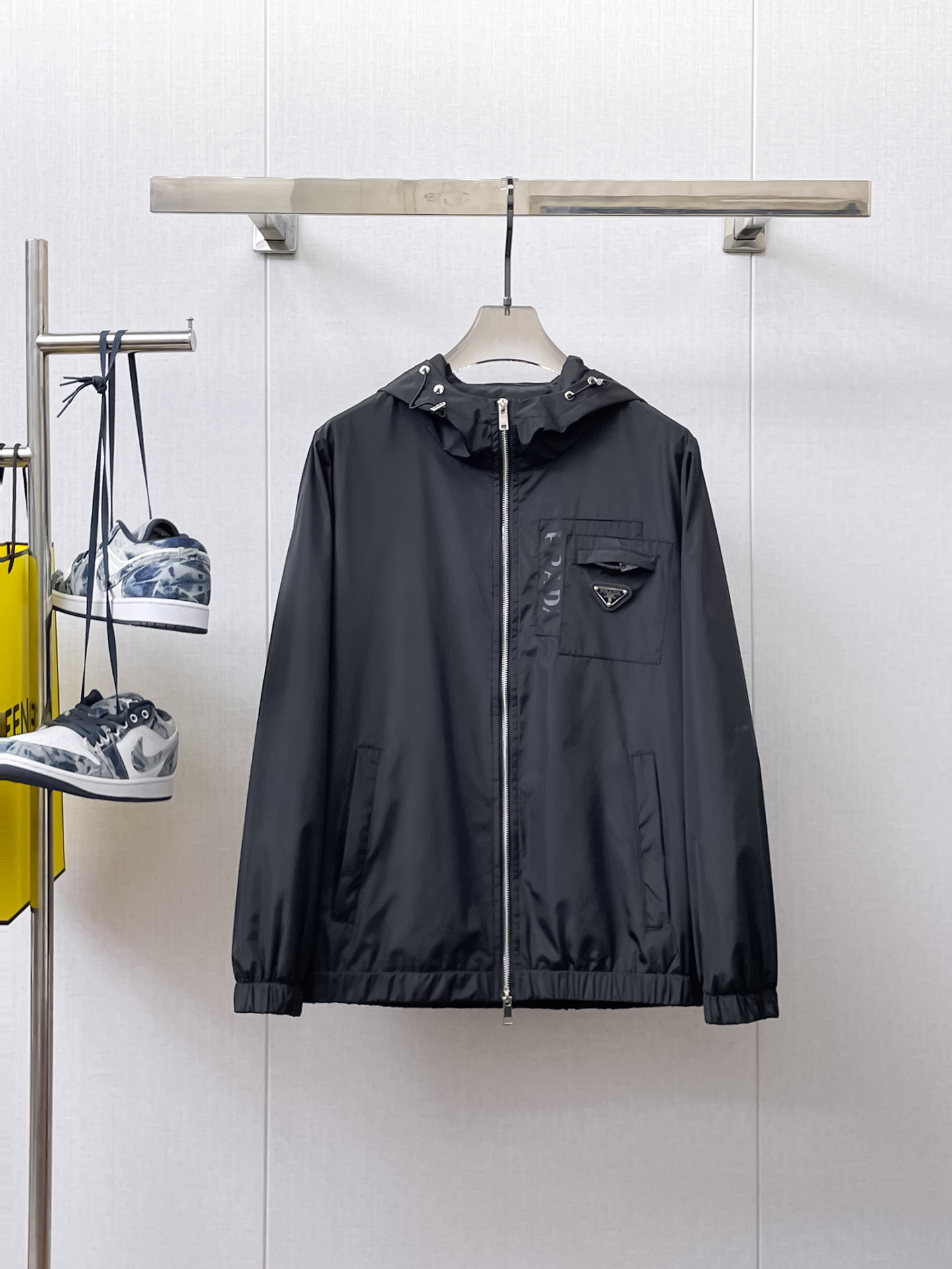 NO:566362,Same style as Prada official website, on sale in advance!  2025 new autumn men's jackets, high-end version with complete three-standard original order!  Custom-made fabrics at the counter are highly breathable and comfortable, with impeccable details and brand element design concepts, reflecting high quality. It feels delicate and soft!  It presents a casual cut and the upper body shape is awesome!  Size M～3XL Please state your height and weight when ordering.,,prada,jackets & coats,jackets & coats,alexander wang19860909普拉达 官网同款,提前发售！2025秋季新款男士夹克外套,原单三标齐全高端版本！专柜定制面料 透气舒适度高,细节无可挑剔,品牌元素设计理念,体现高品质.手感细腻柔软！呈现休闲裁剪,上身版型超赞！码数M～3XL下单报身高体重.,,prada,jackets & coats,jackets & coats,alexander wang,Men's clothing