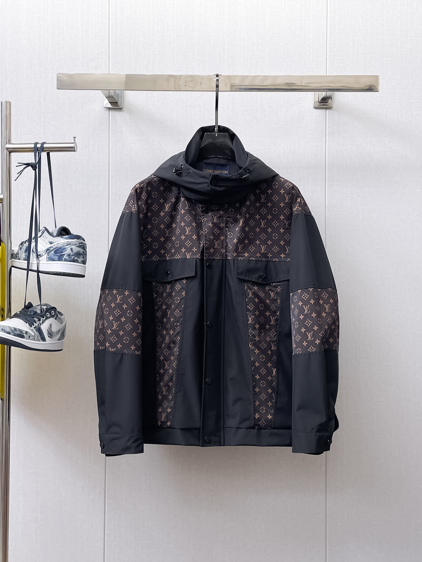 NO:566367,Same style as Lv official website, on sale in advance!  2025 new autumn men's jackets, high-end version with complete three-standard original order!  Custom-made fabrics at the counter are highly breathable and comfortable, with impeccable details and brand element design concepts, reflecting high quality. It feels delicate and soft!  It presents a casual cut and the upper body shape is awesome!  Size M～3XL Please state your height and weight when ordering.,,louis vuitton,jackets & coats,jackets & coats,alexander wang19860909Lv官网同款,提前发售！2025秋季新款男士夹克外套,原单三标齐全高端版本！专柜定制面料 透气舒适度高,细节无可挑剔,品牌元素设计理念,体现高品质.手感细腻柔软！呈现休闲裁剪,上身版型超赞！码数M～3XL下单报身高体重.,,louis vuitton,jackets & coats,jackets & coats,alexander wang,Men's clothing